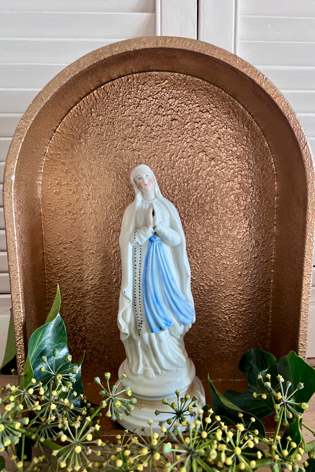 antiek porseleinen beeld Maria de Lourdes, Maria de Lourdes beeldje van porselein, antiek religieus beeld, porseleinen Mariabeeld, vintage Maria Lourdes beeld, kunstzinnig porseleinen beeld, religieuze antiek, katholiek porseleinen beeldje, Lourdes souvenir