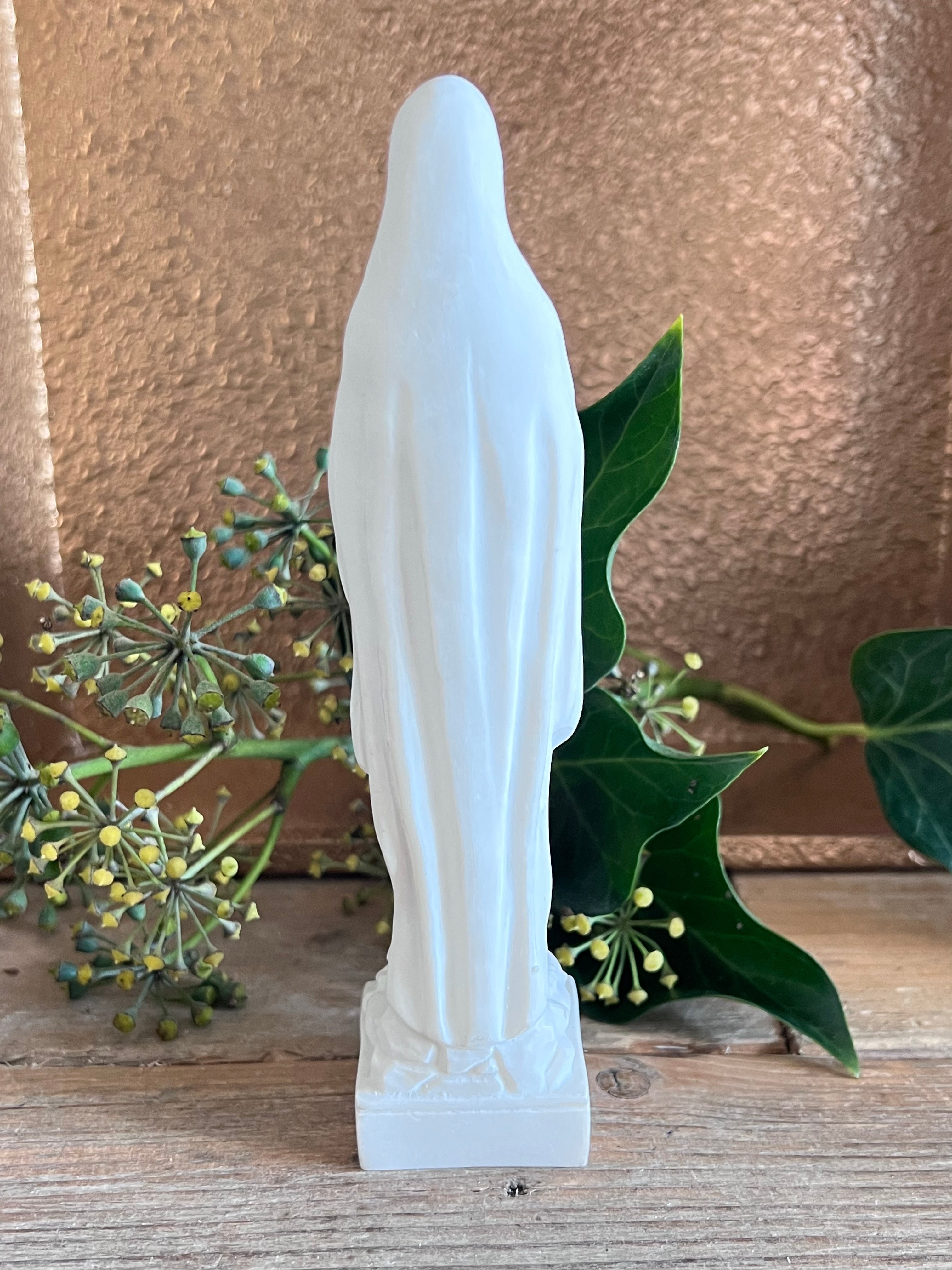Maria de Lourdes beeldje, wit Maria beeldje, resin Maria beeldje, porseleinachtig beeldje Maria, religieus beeldje, spiritueel decor, Maria de Lourdes statue wit, liefdesbeeldje Maria Lourdes.