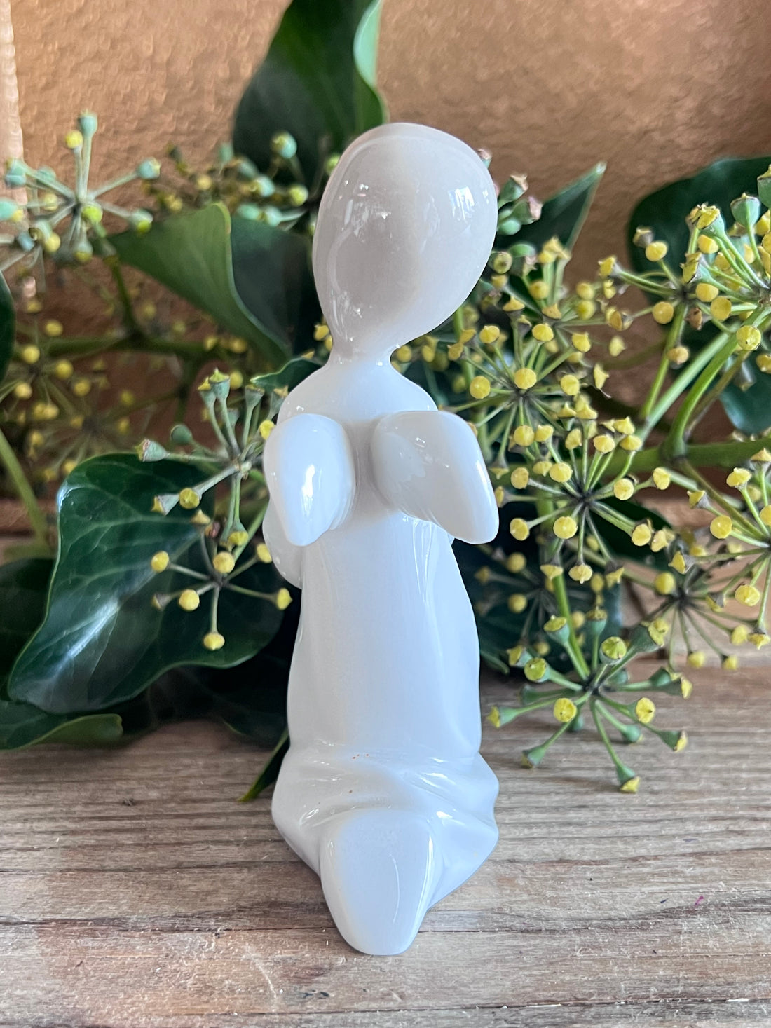 Lladró biddende engel, vintage Lladró beeldje, porseleinen engel beeldje, biddende engel porselein, spirituele decoratie, Lladró vintage kopen, porseleinen beeldje, engel decoratie, religieuze geschenken, Lladró collectie.