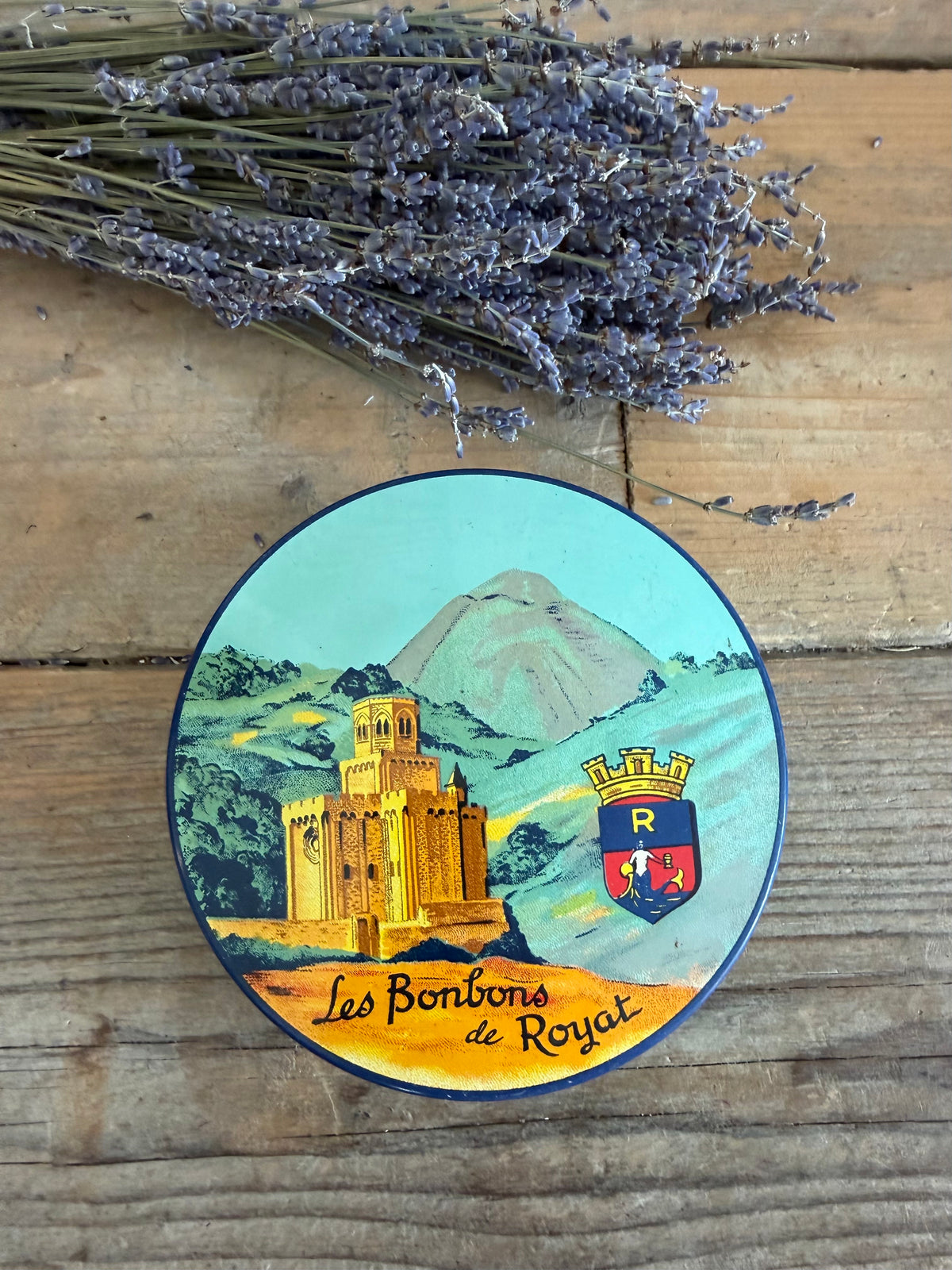 Vintage Frans snoepblik, oud snoepblik Frankrijk, Les Bonbons de Royat, vintage blik Frankrijk, oud Frans blikje, brocante keukendecoratie, Frans souvenir blik, vintage collectable tin, Sofia&