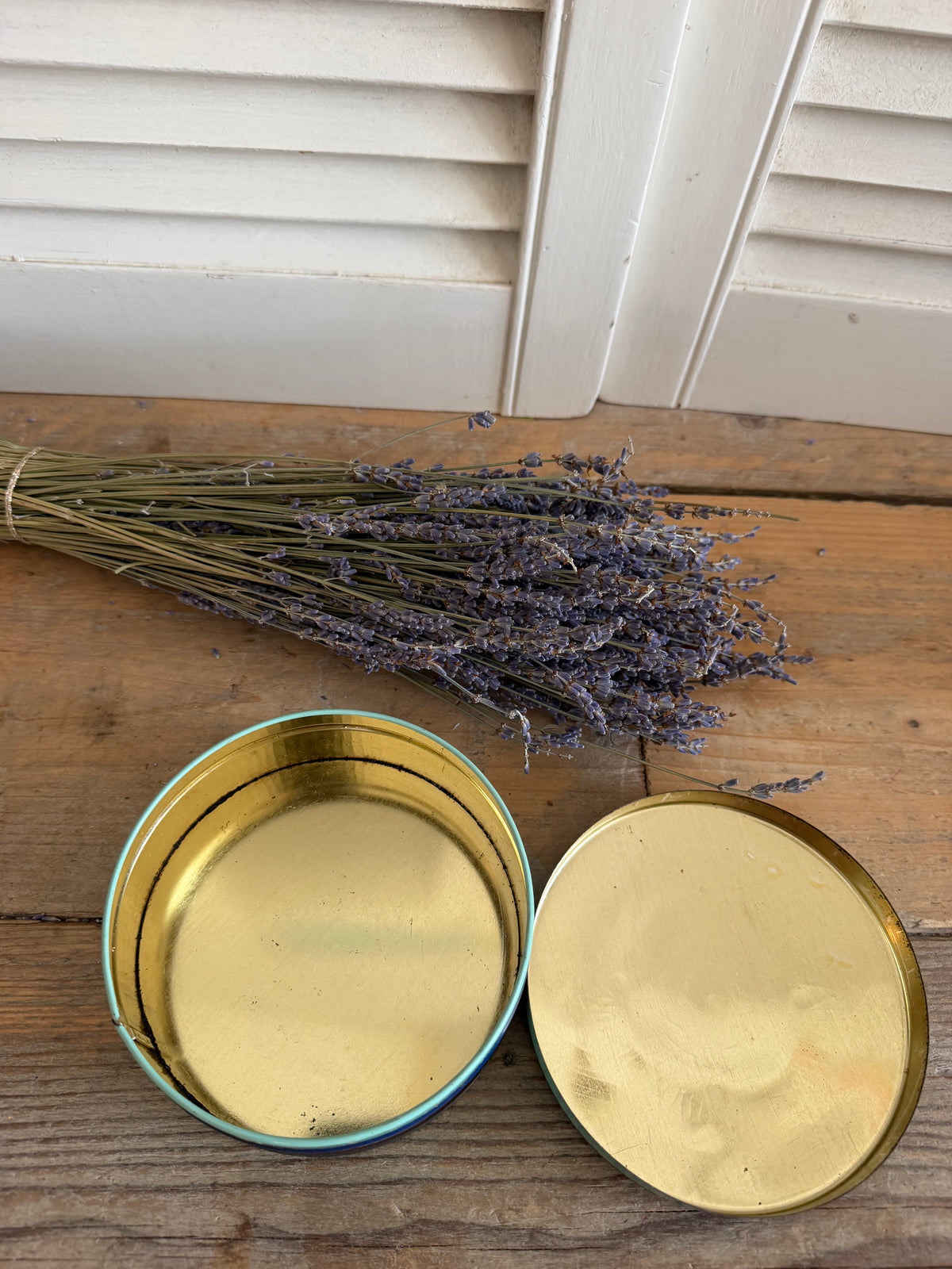 Vintage Frans snoepblik, oud snoepblik Frankrijk, Les Bonbons de Royat, vintage blik Frankrijk, oud Frans blikje, brocante keukendecoratie, Frans souvenir blik, vintage collectable tin, Sofia&