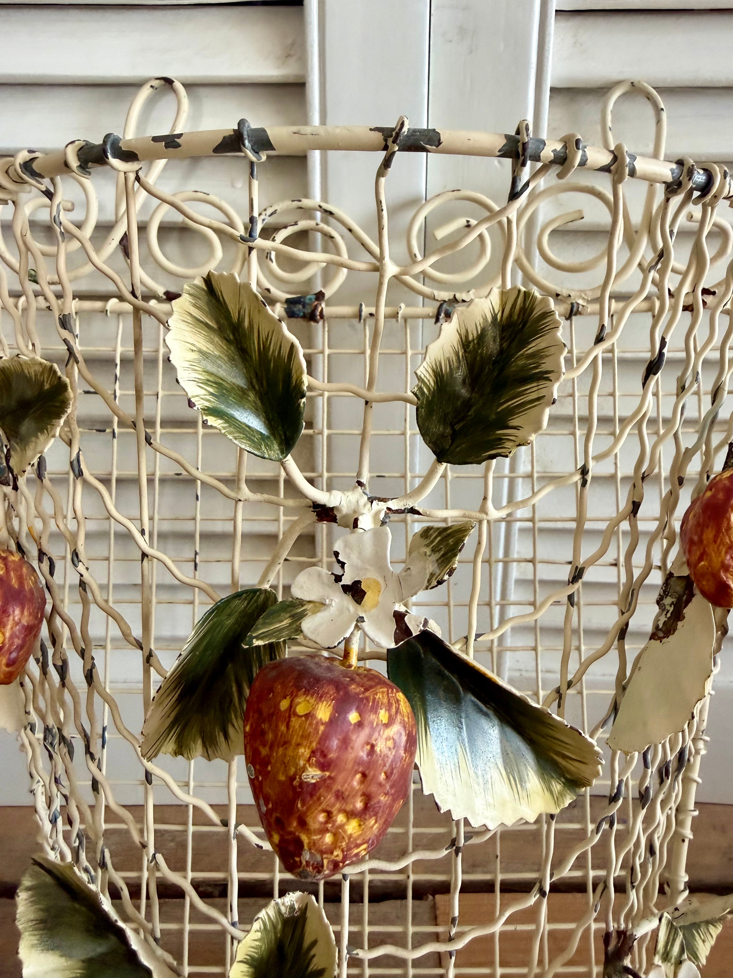 Vintage wandmand met aardbeien, metalen brocante muurmand, Franse brocante, Sofia&