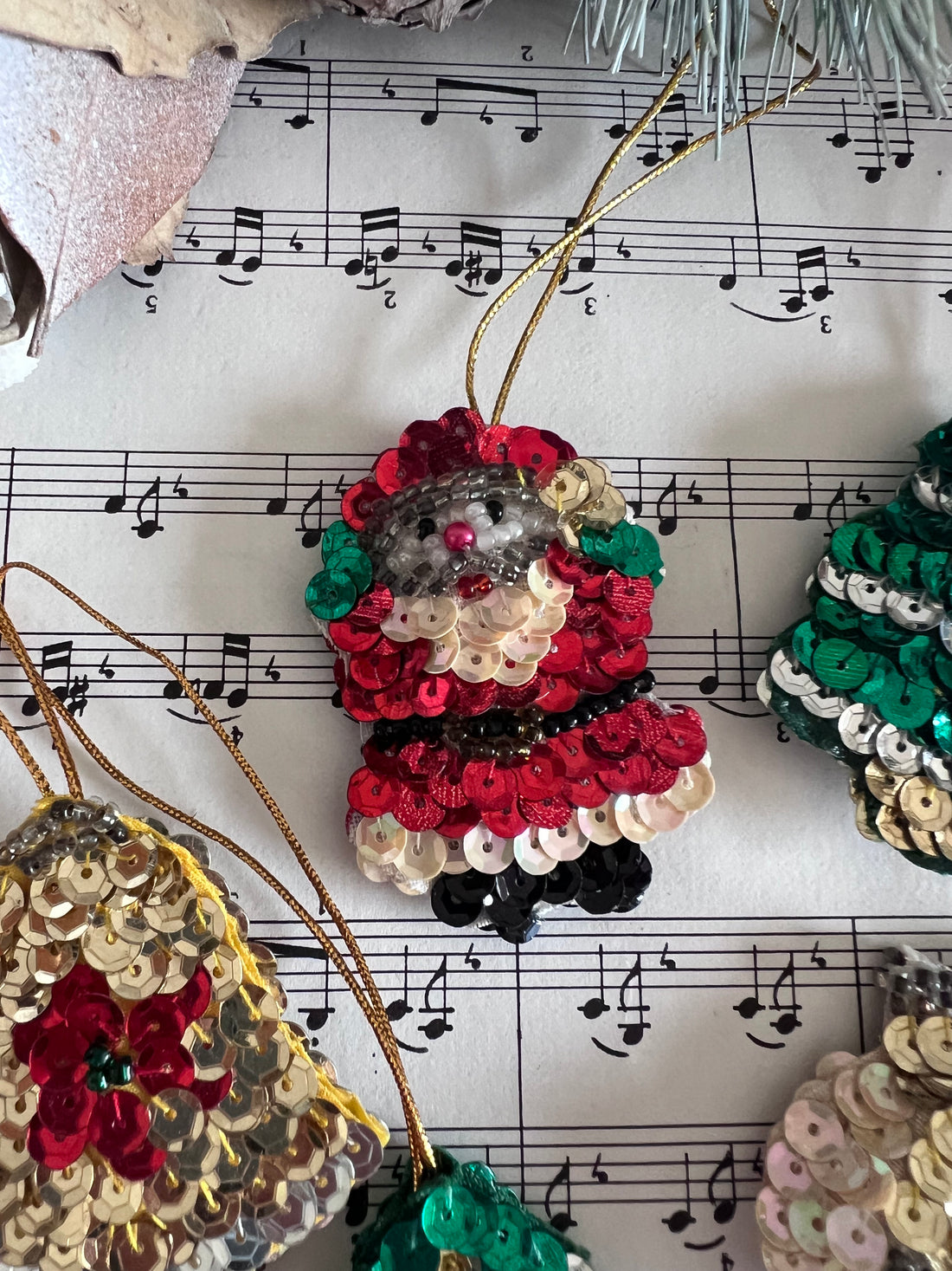 handgemaakte kerstornamenten, kerstornamentjes van pailletten, glinsterende kerstdecoratie, kerstversiering handgemaakt, unieke kerstornamenten, pailletten kerstversiering, feestelijke kerstdecoratie, kerstboom decoratie handgemaakt