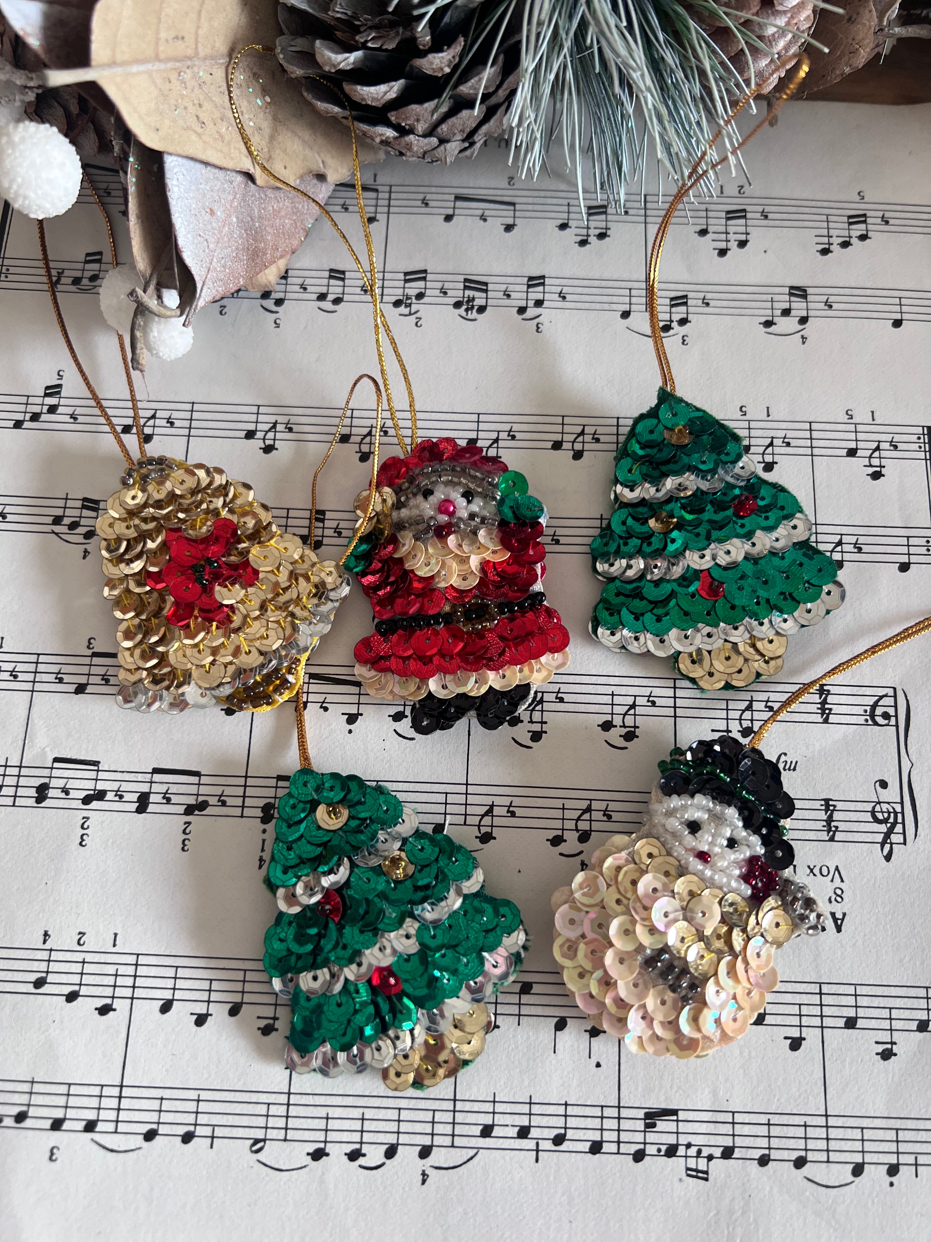 handgemaakte kerstornamenten, kerstornamentjes van pailletten, glinsterende kerstdecoratie, kerstversiering handgemaakt, unieke kerstornamenten, pailletten kerstversiering, feestelijke kerstdecoratie, kerstboom decoratie handgemaakt