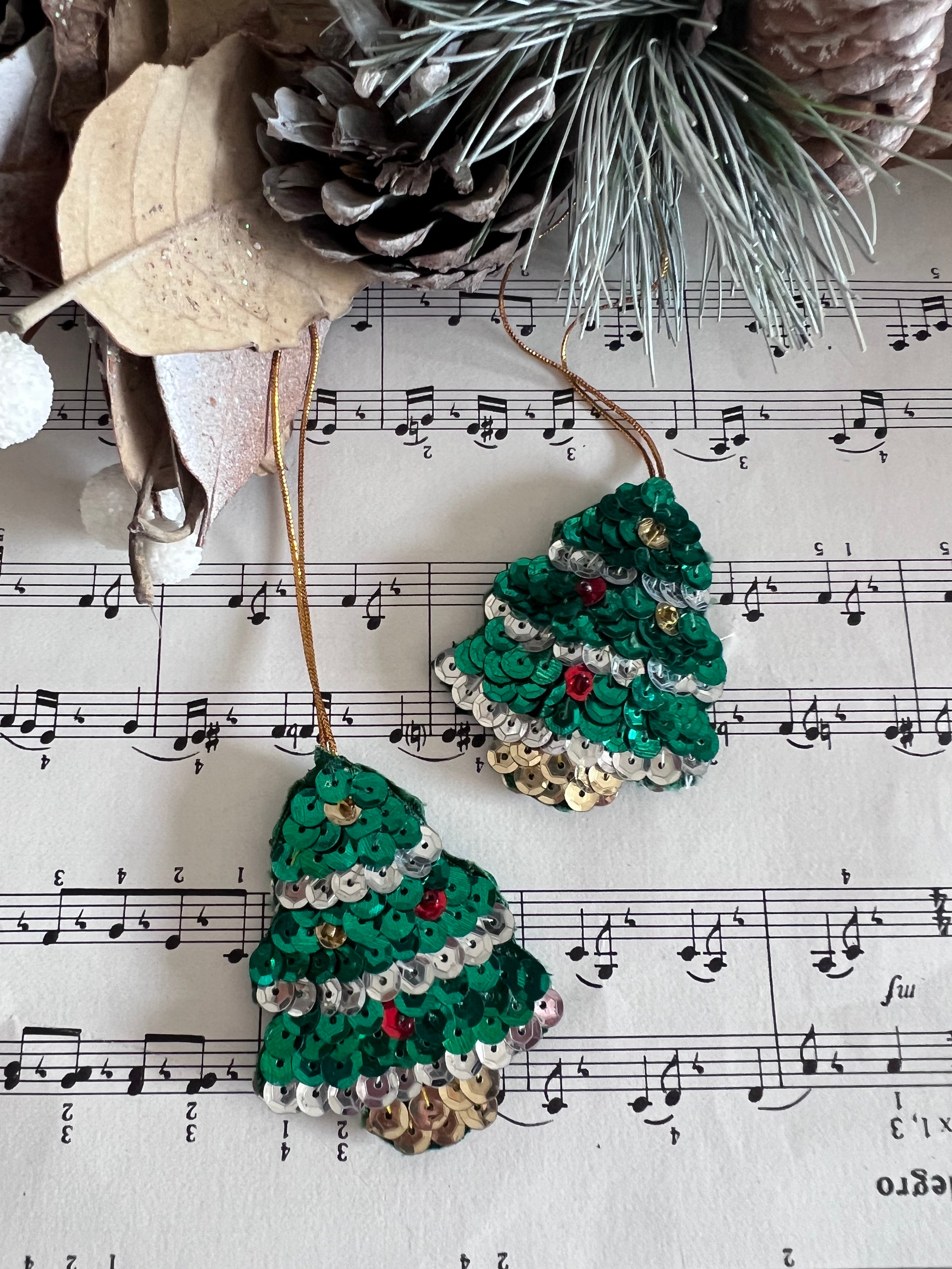 handgemaakte kerstornamenten, kerstornamentjes van pailletten, glinsterende kerstdecoratie, kerstversiering handgemaakt, unieke kerstornamenten, pailletten kerstversiering, feestelijke kerstdecoratie, kerstboom decoratie handgemaakt