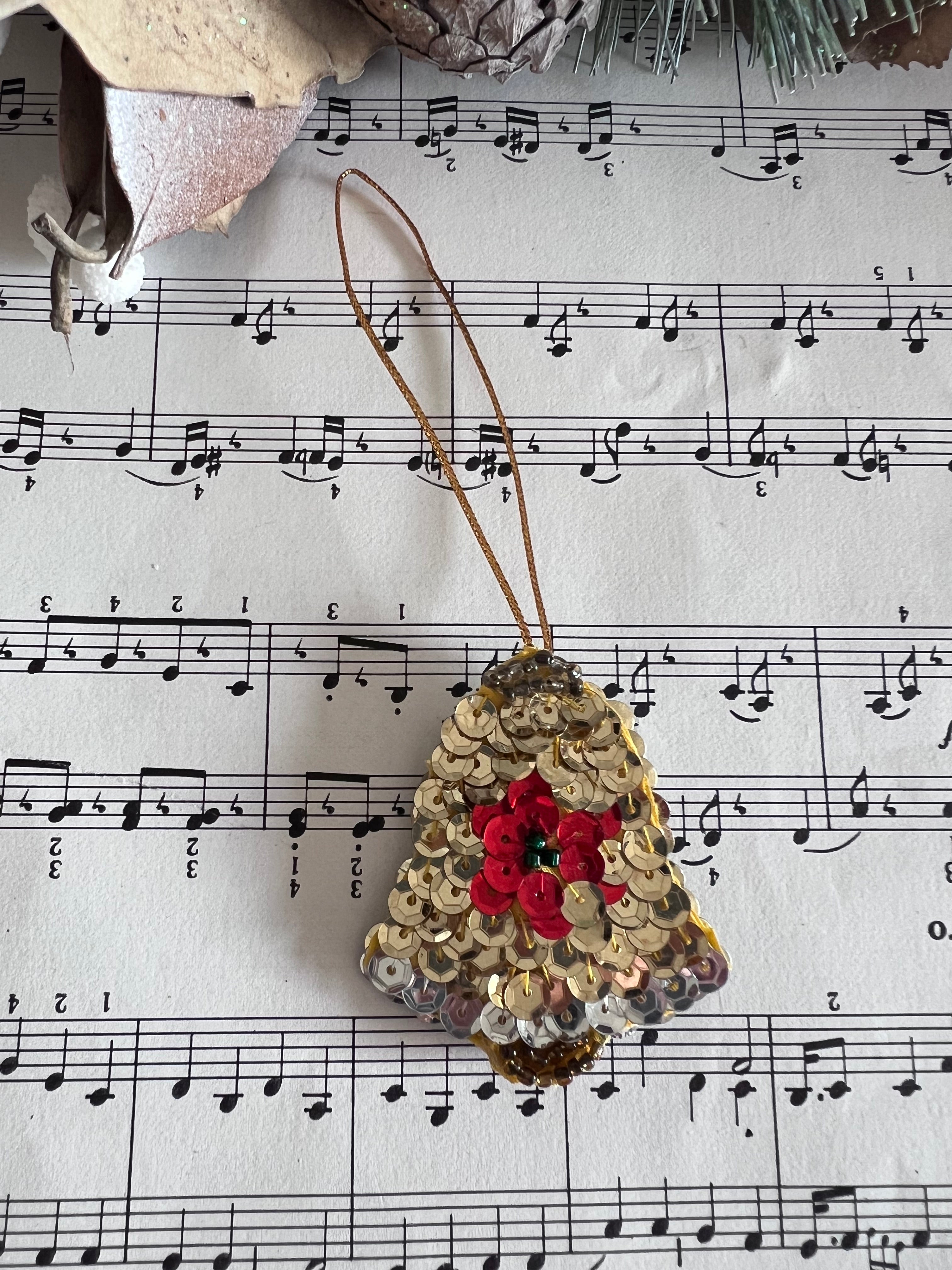 handgemaakte kerstornamenten, kerstornamentjes van pailletten, glinsterende kerstdecoratie, kerstversiering handgemaakt, unieke kerstornamenten, pailletten kerstversiering, feestelijke kerstdecoratie, kerstboom decoratie handgemaakt