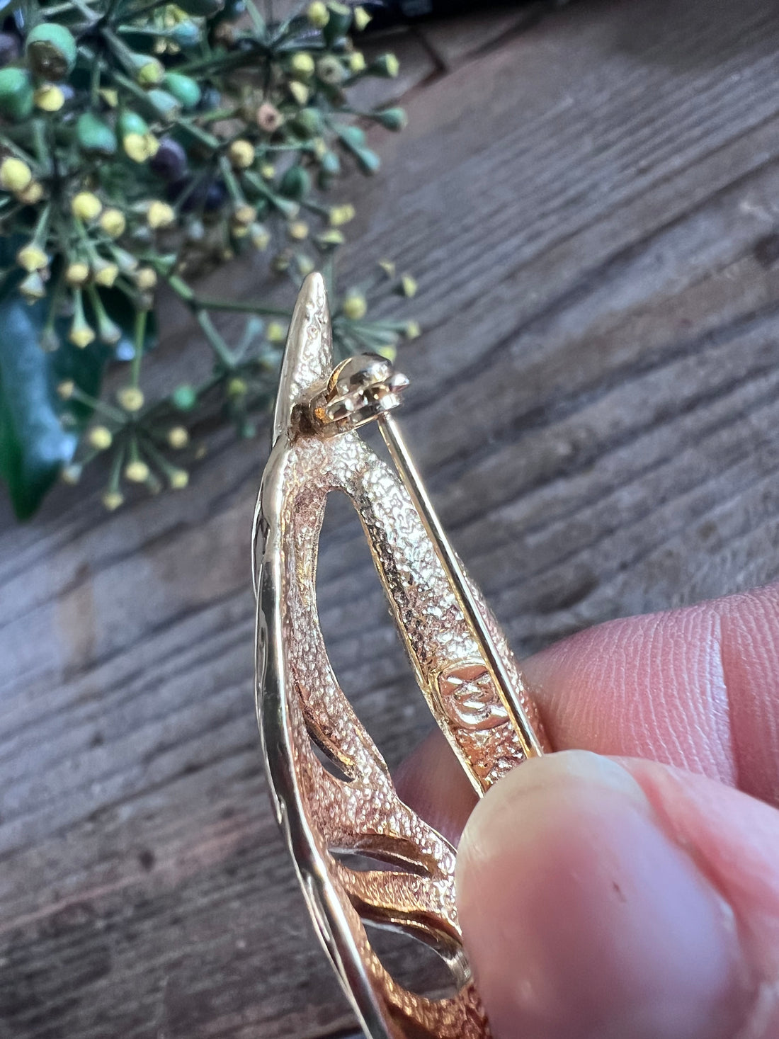 goudkleurige engelenvleugel broche, engelenvleugel broche met strass, luxe broche goudkleurig, strass steentjes sieraad, engelenvleugel sieraad, elegante broche dames, symbolische broche, cadeau engelenvleugel broche