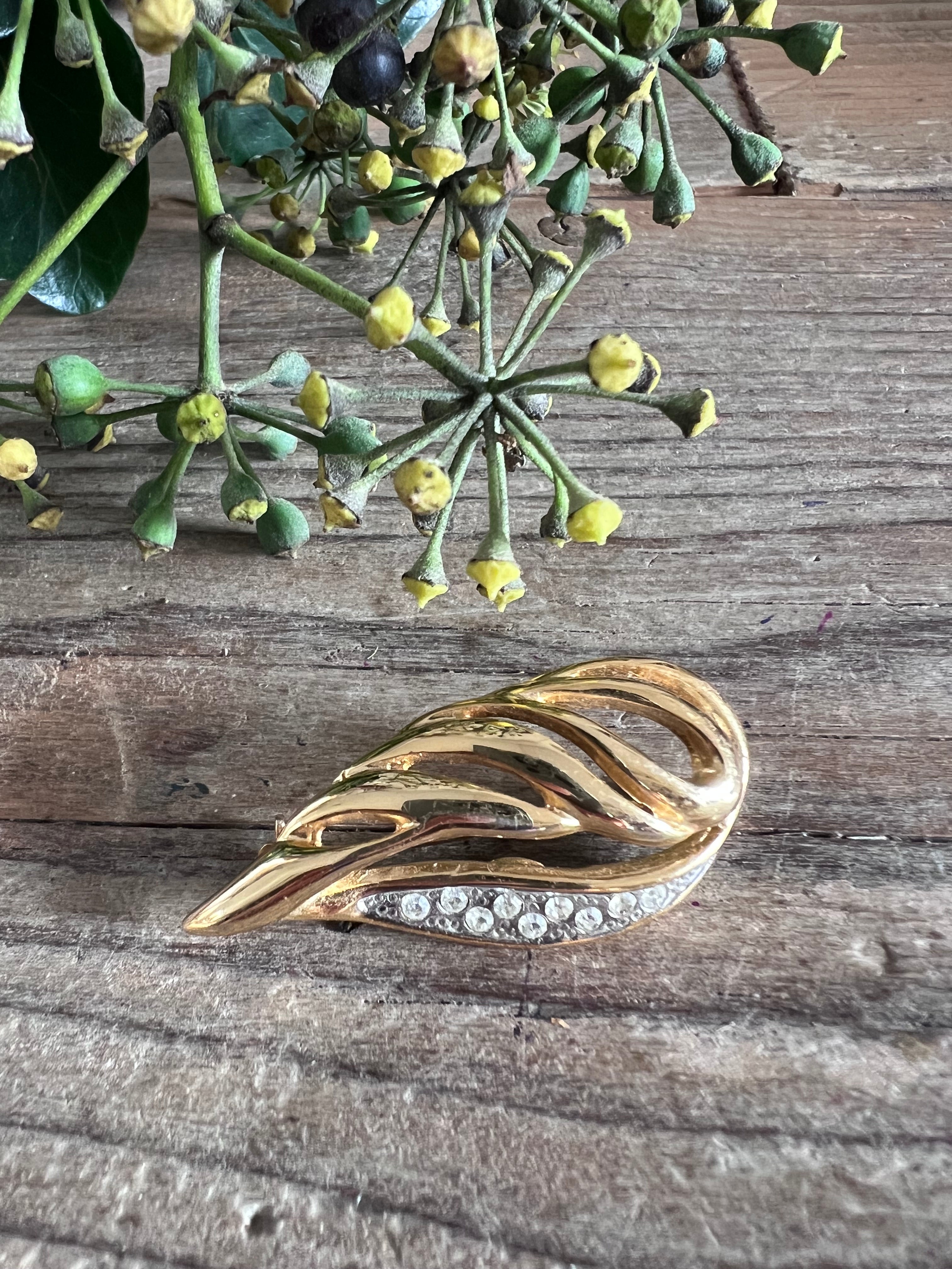 goudkleurige engelenvleugel broche, engelenvleugel broche met strass, luxe broche goudkleurig, strass steentjes sieraad, engelenvleugel sieraad, elegante broche dames, symbolische broche, cadeau engelenvleugel broche