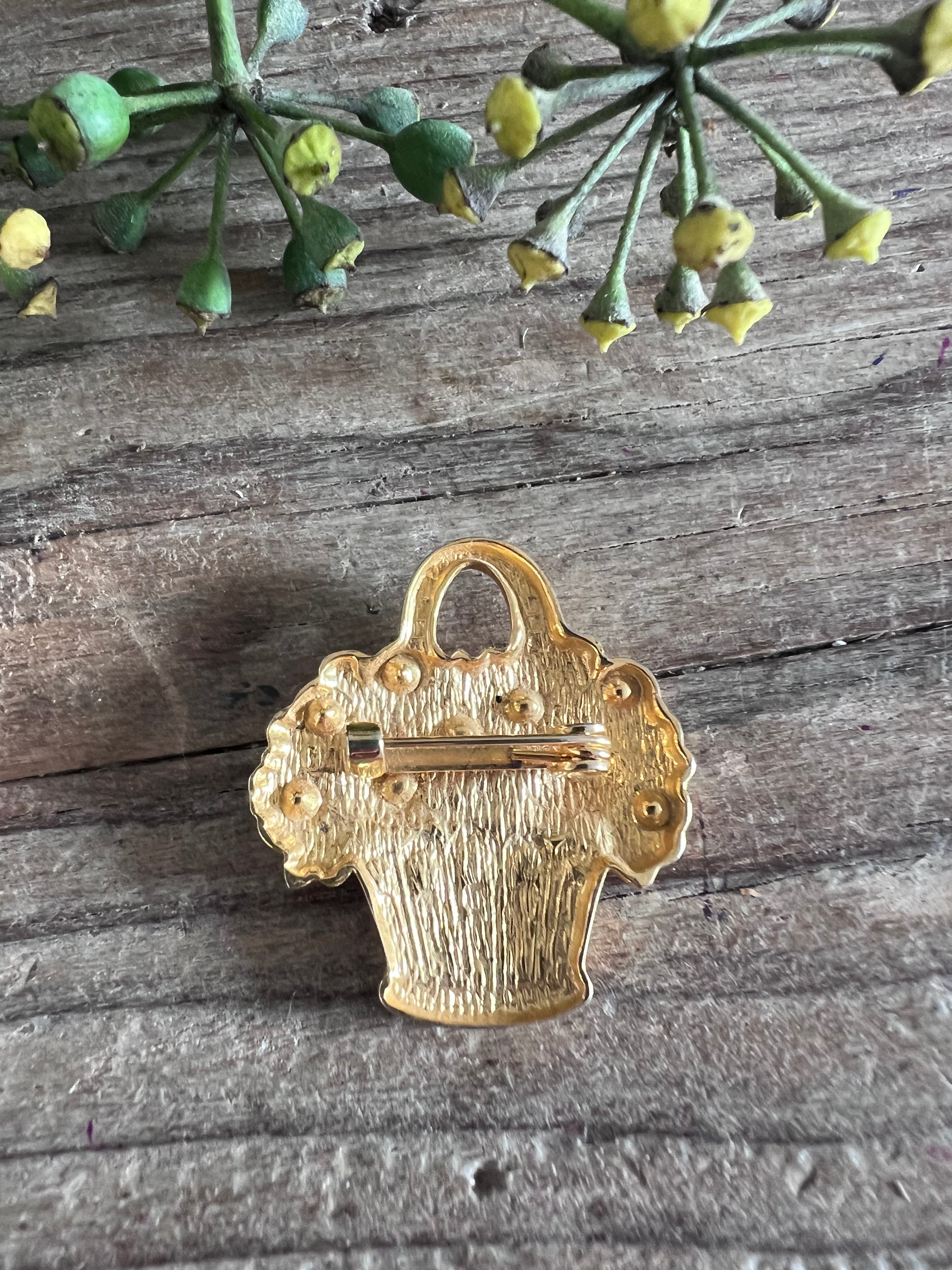 goudkleurige broche mandje, mandje broche met strass, elegante goudkleurige broche, strass steentjes broche, unieke broche dames, stijlvolle accessoires sieraad, cadeau broche goudkleurig, mandje sieraad broche