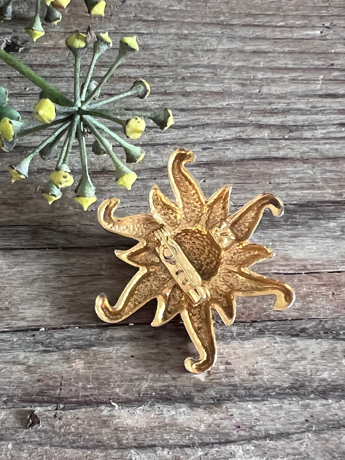 Vintage broche, goudkleurige broche, zon broche, retro accessoires, sieraden vintage, broche vrouw, tijdloze broche