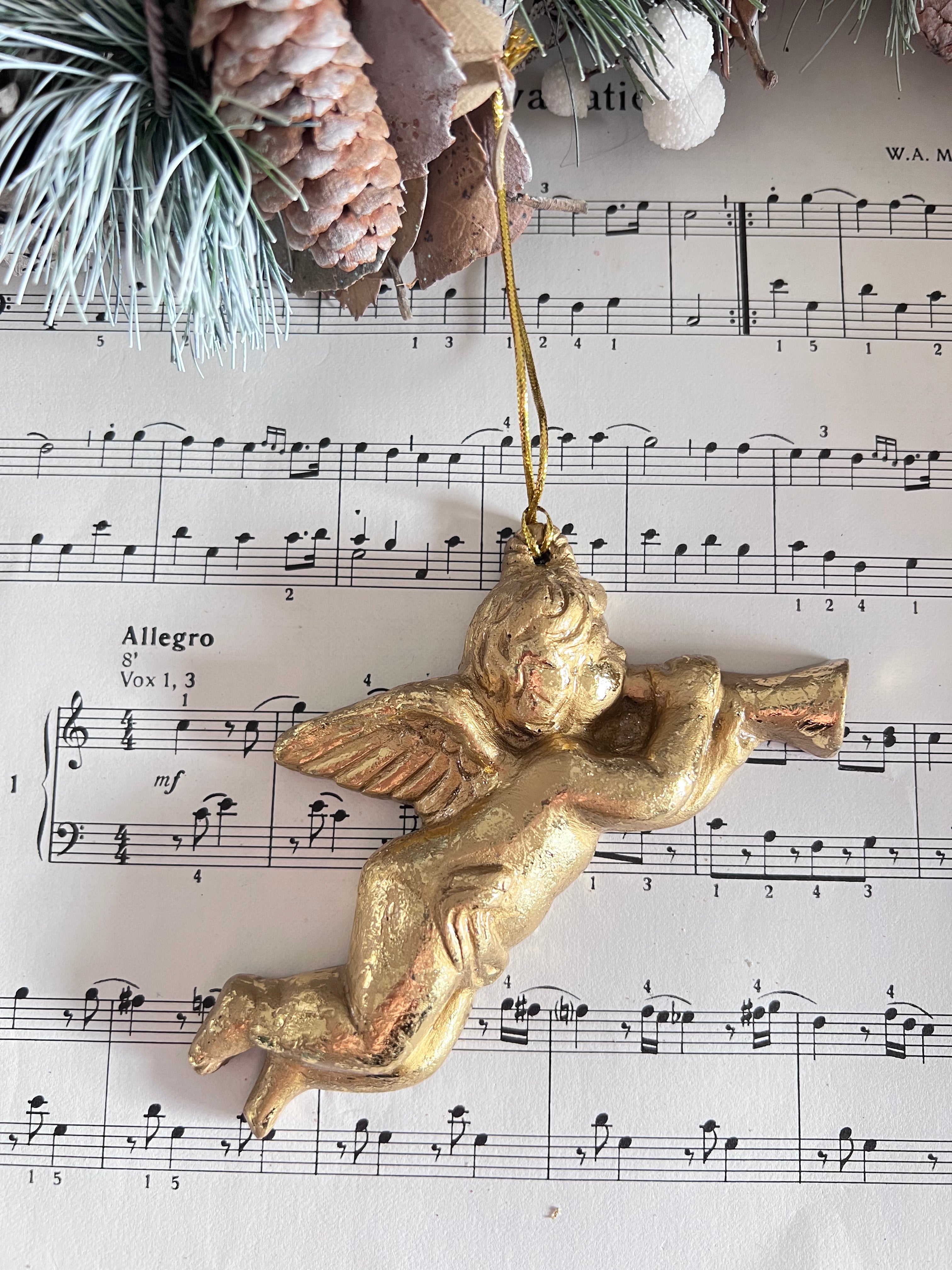 goudkleurige engel, kerstengel goudkleurig, engel met trompet, kerstboomdecoratie engel, engel kerstboom ornament, kerstdecoratie engel muur, engel van reis, kerstversiering goud.