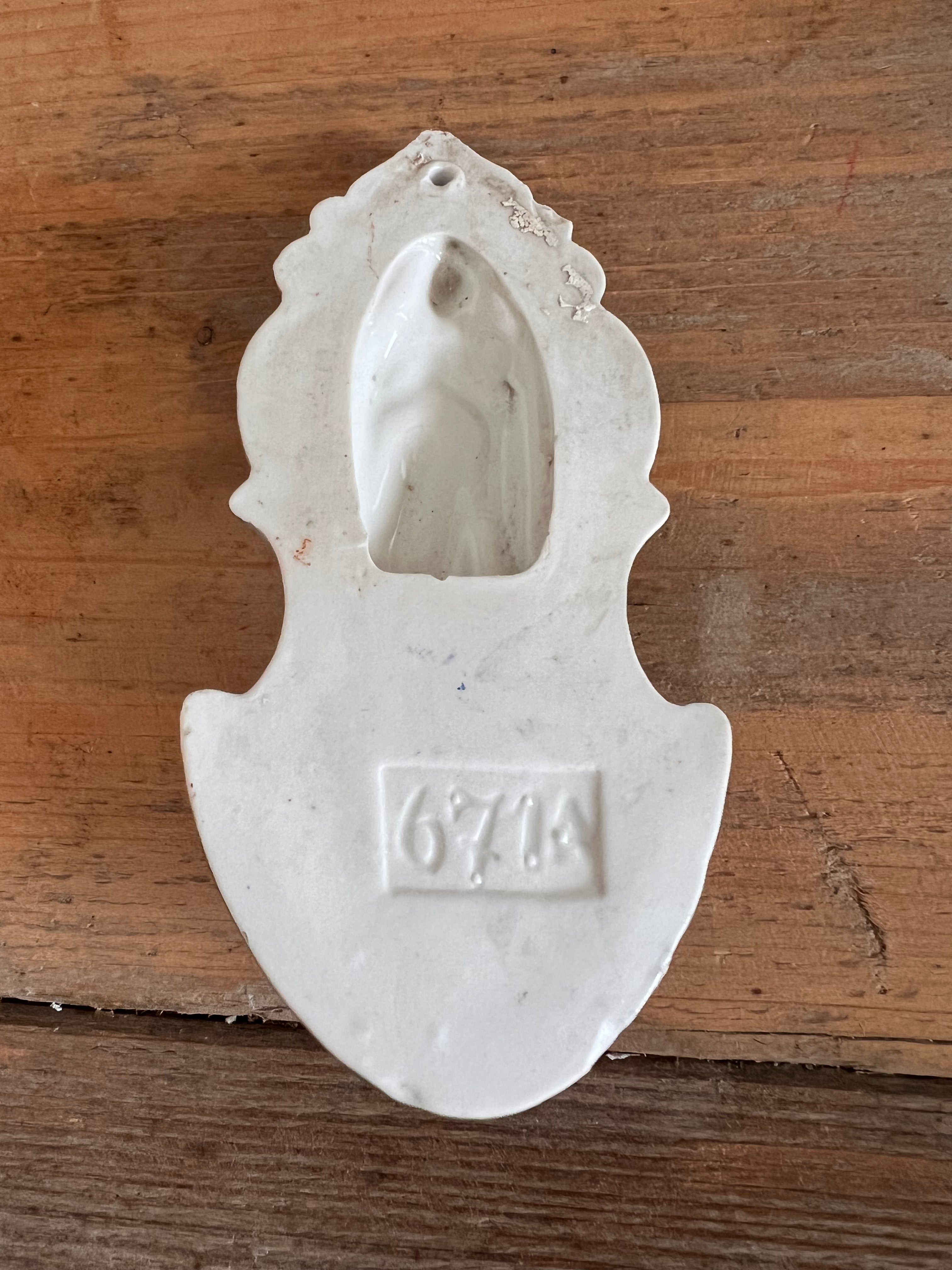 Antiek wijwaterbakje Maria de Lourdes