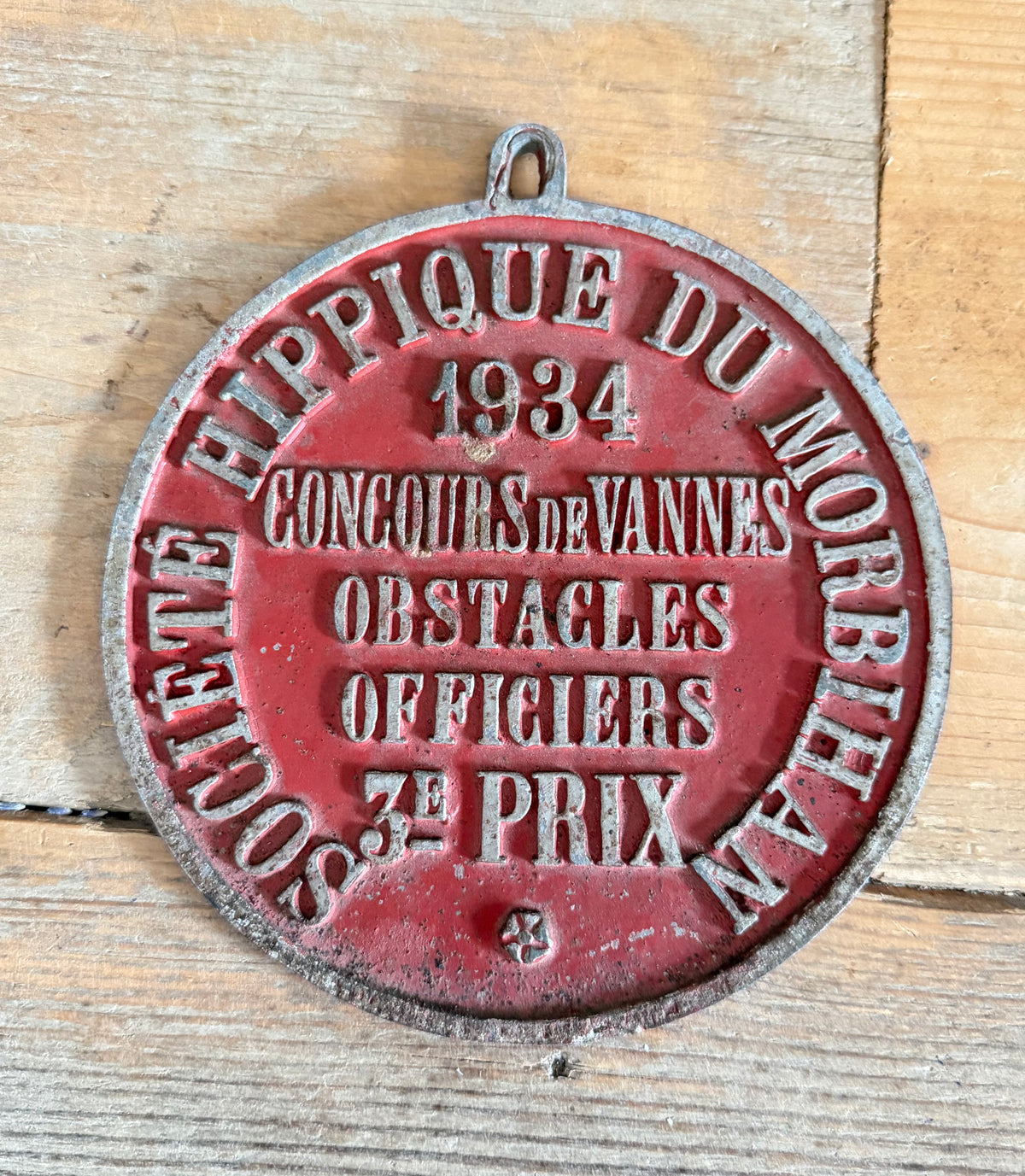 Franse hippische plaquette, concours hippique Vannes, Vannes 194, vintage paardendecoratie, Franse prijsplaquette, antieke paardensport, French horse show award, Franse brocante, vintage wanddecoratie, Sofia&