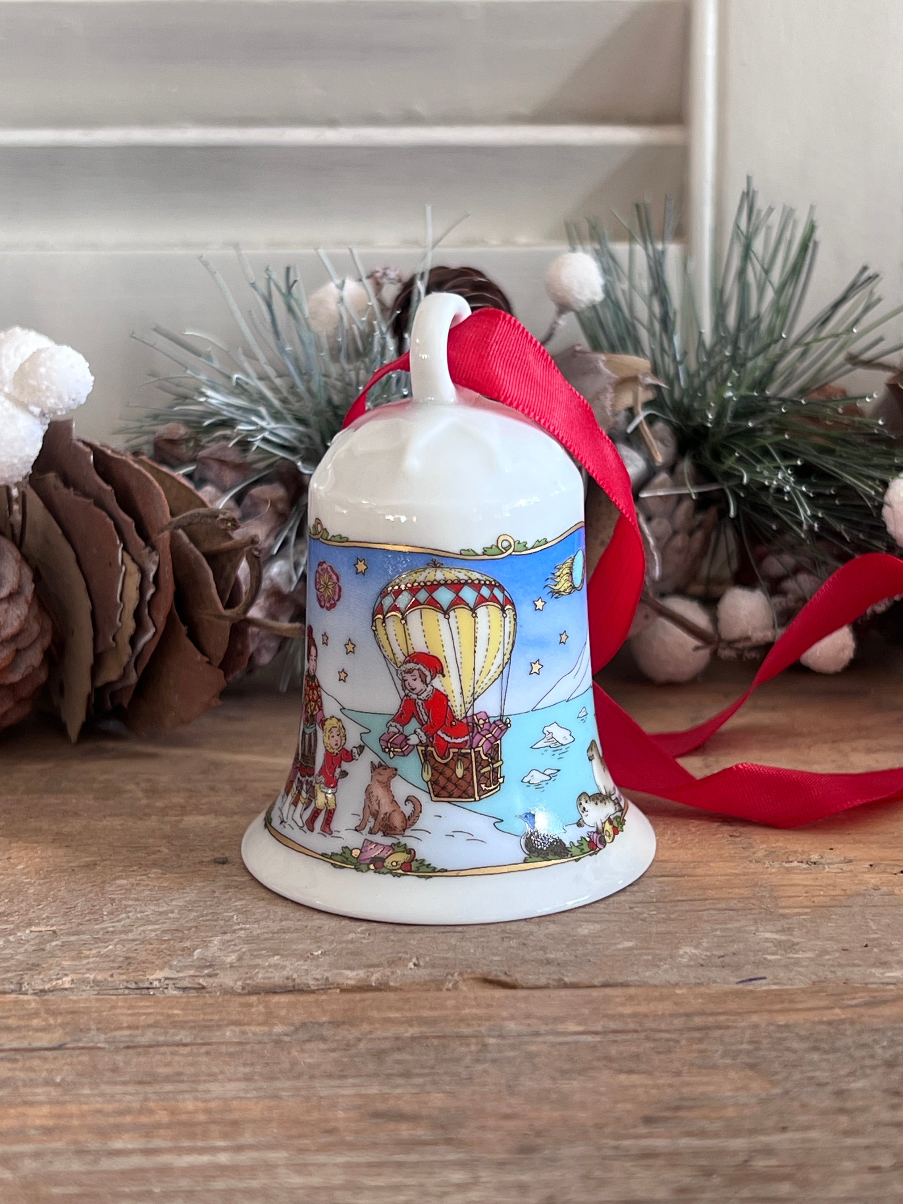 Hutschenreuther kerstklokje, kerstklokje 2000, Hutschenreuther kerstdecoratie, kerstklokje porselein, vintage kerstklokje, kerstklokje in originele doos, kerstversiering Hutschenreuther, porseleinen kerstklokje.