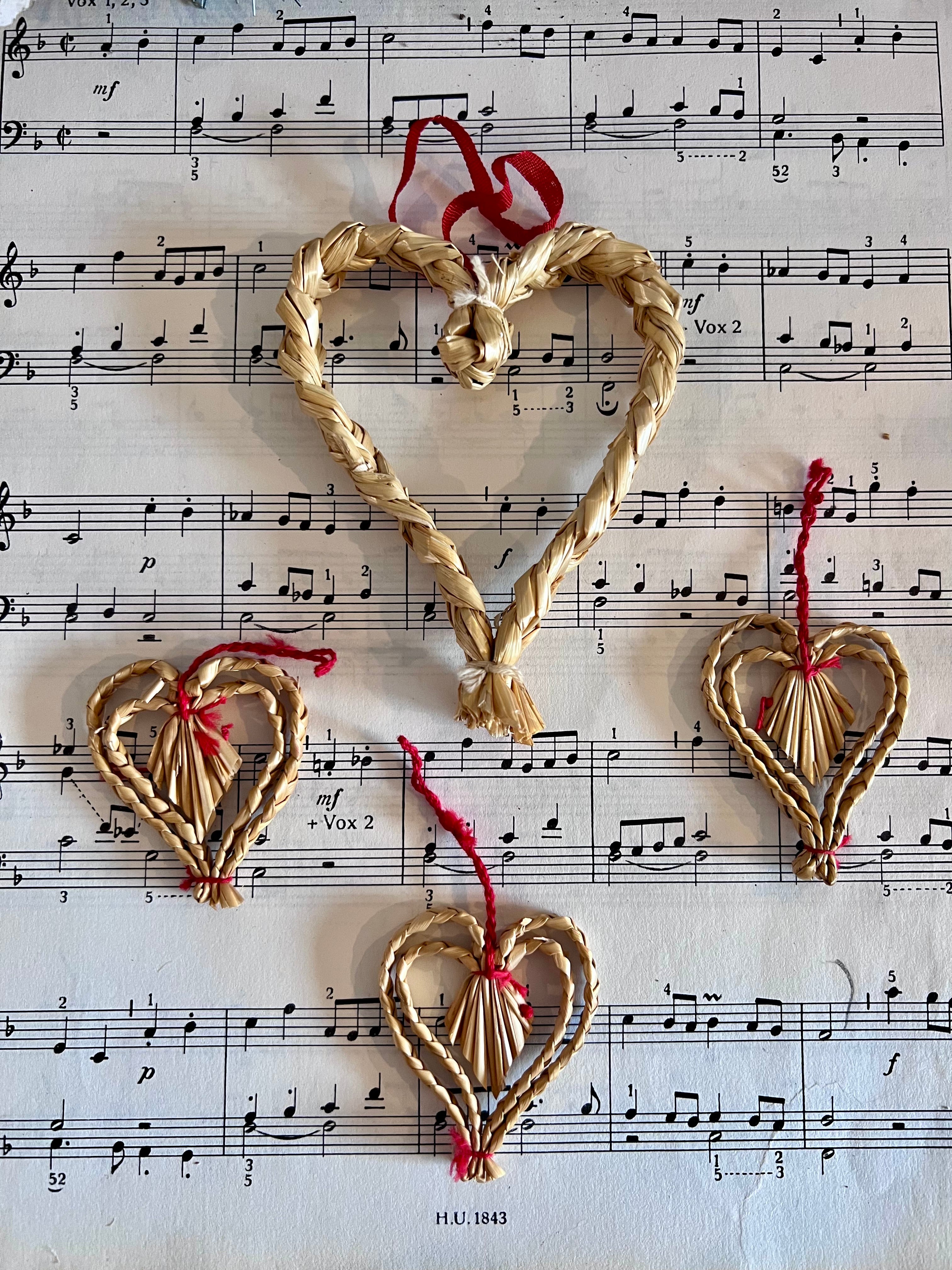 Zweedse hartjes van stro, traditionele Scandinavische kerstversiering, stro kerstdecoratie, natuurlijke kerstversiering, handgemaakte kerstornamenten, Scandinavische kerstdecoratie, landelijke kerstversiering, duurzame kerstdecoratie.