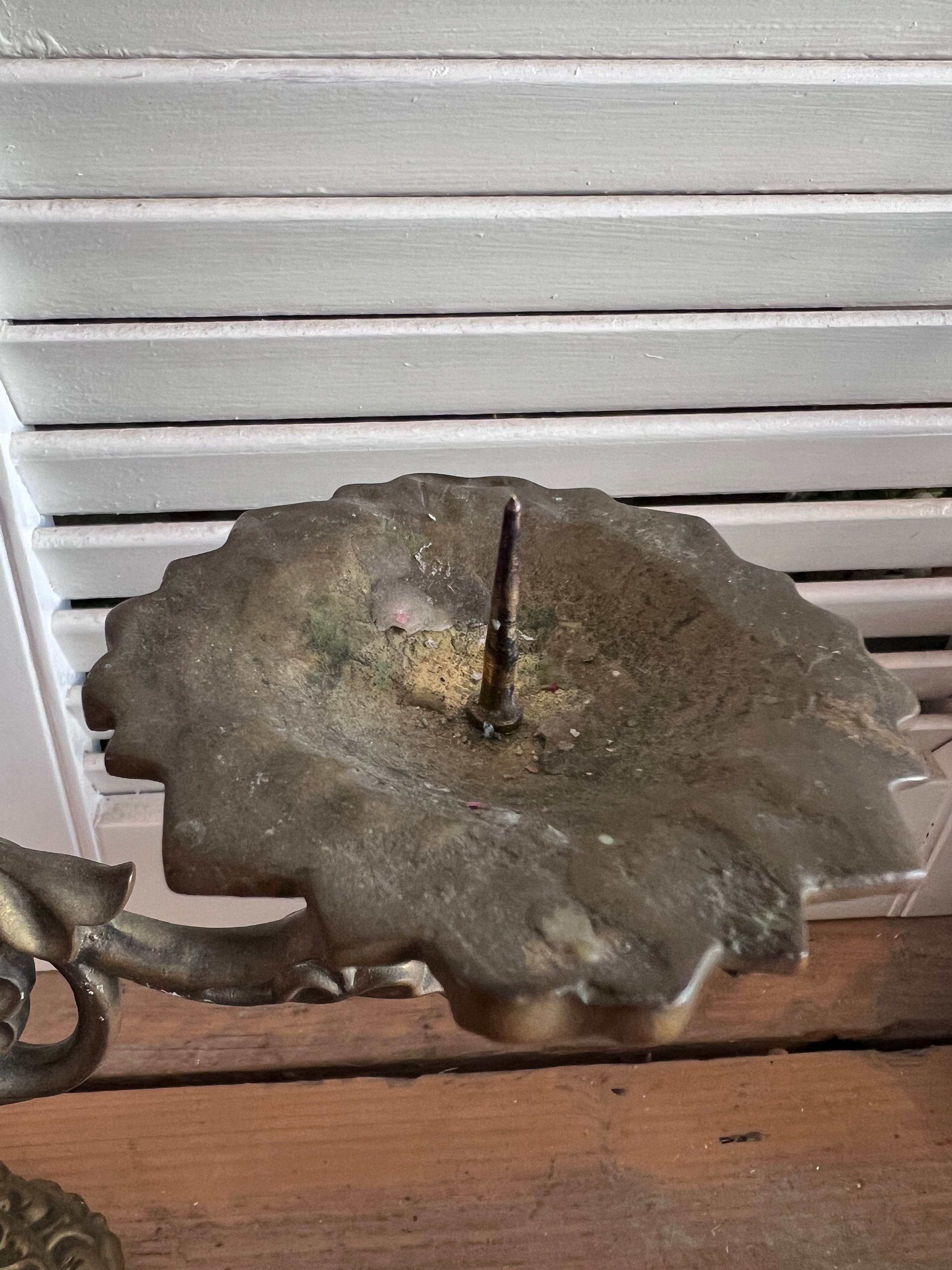 driearmige messing kandelaar, vintage messing kandelaar, sierlijke kandelaar, antieke kandelaar, messing kandelaar kopen, klassieke kandelaar, decoratieve kandelaar, interieuraccessoires vintage, kaarsenhouder messing