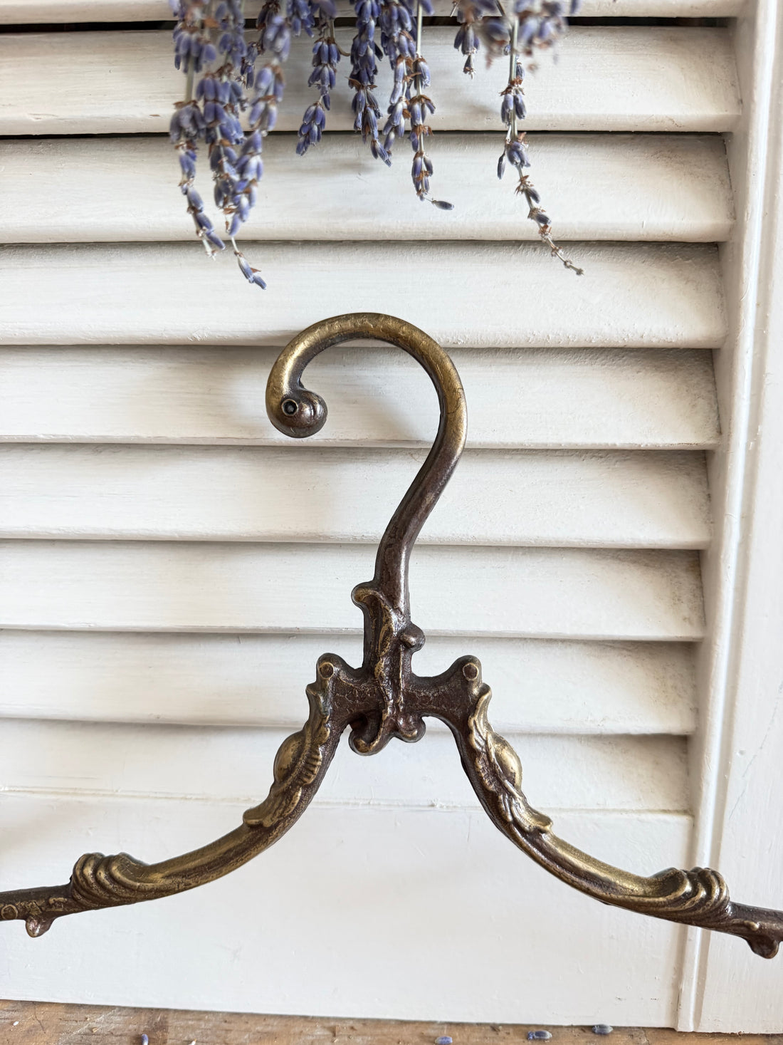 vintage messing kledinghanger, messing kleerhanger, brocante kledinghanger, vintage garderobe, decoratieve kledinghanger, messing hanger, Sofia&