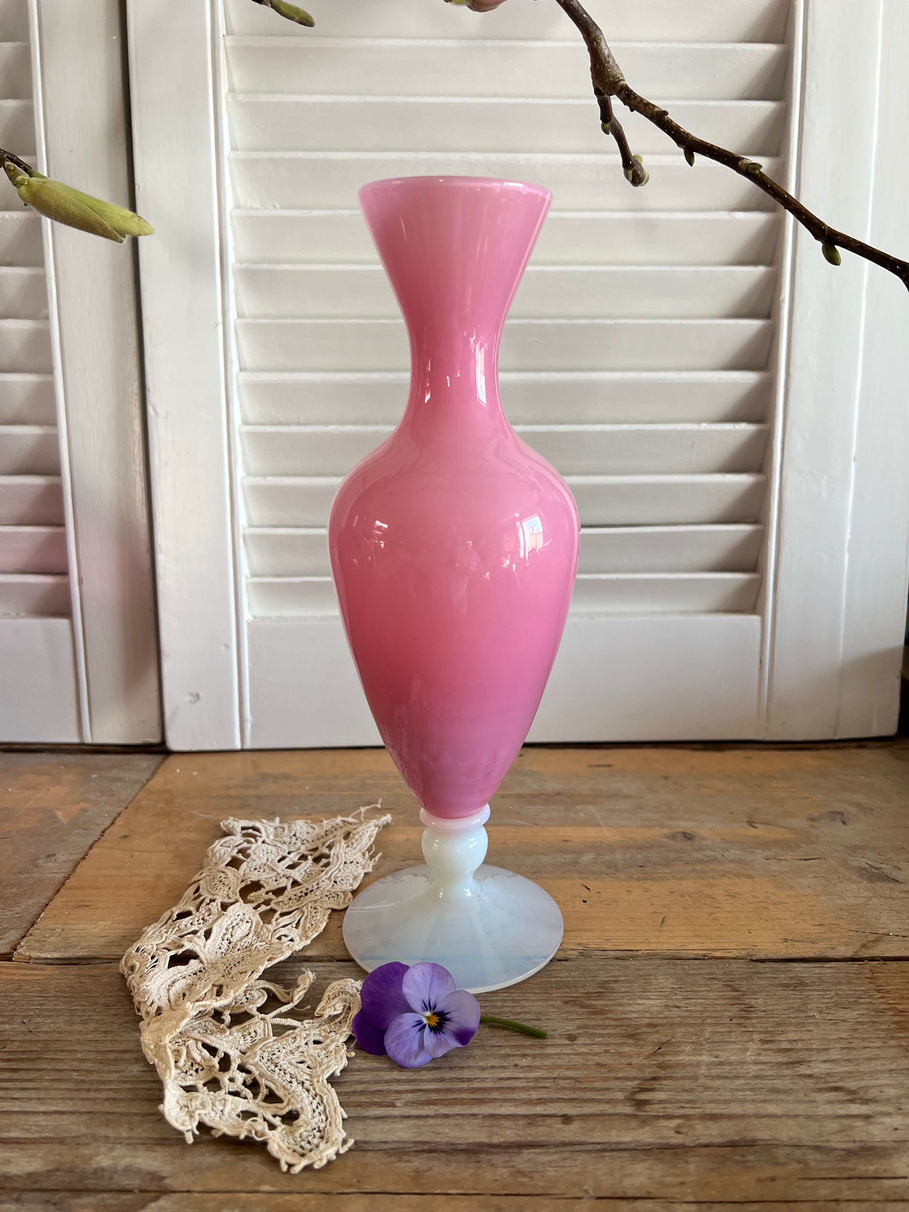 Franse vaas met opaline voet