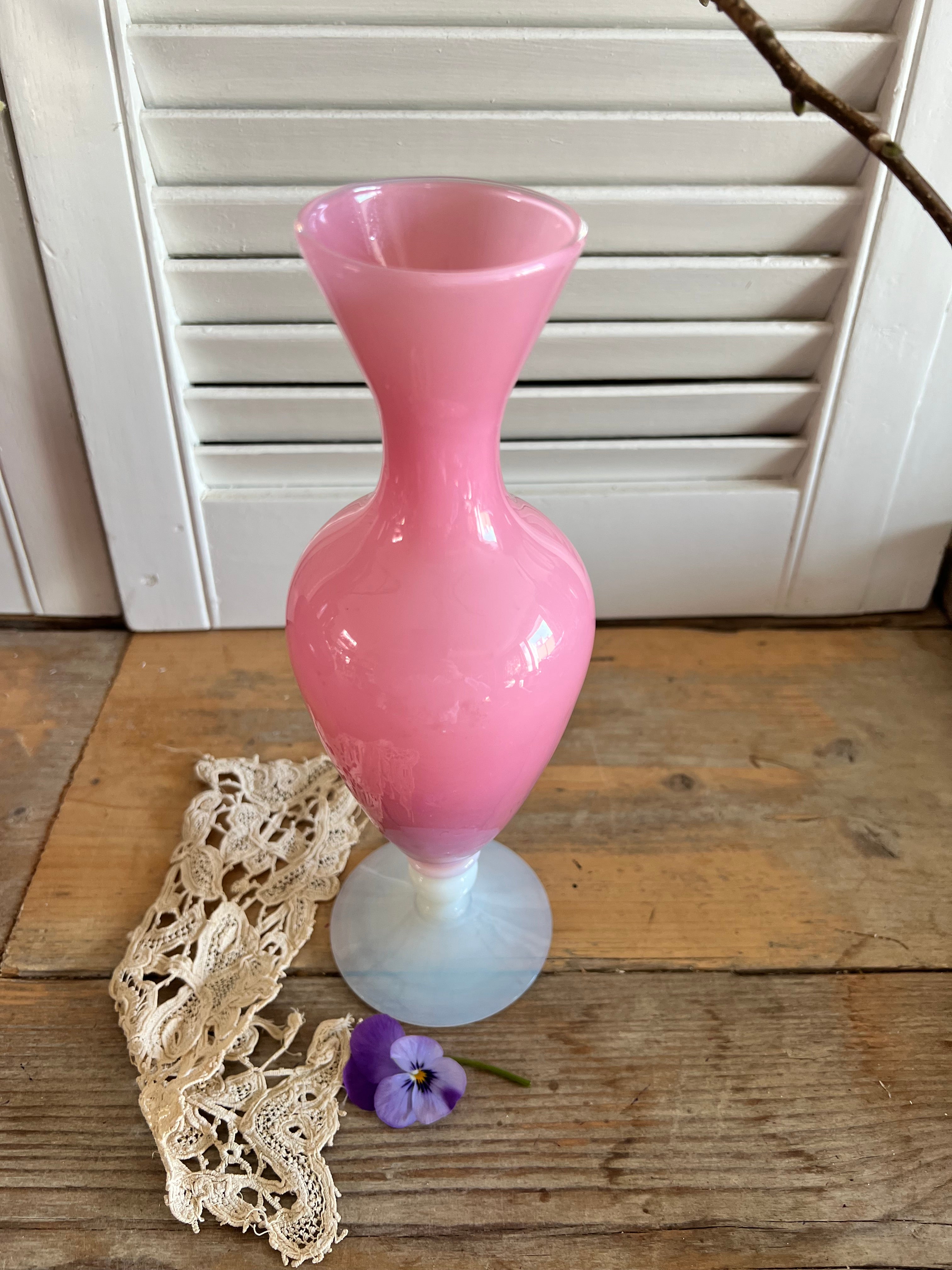 Franse vaas met opaline voet
