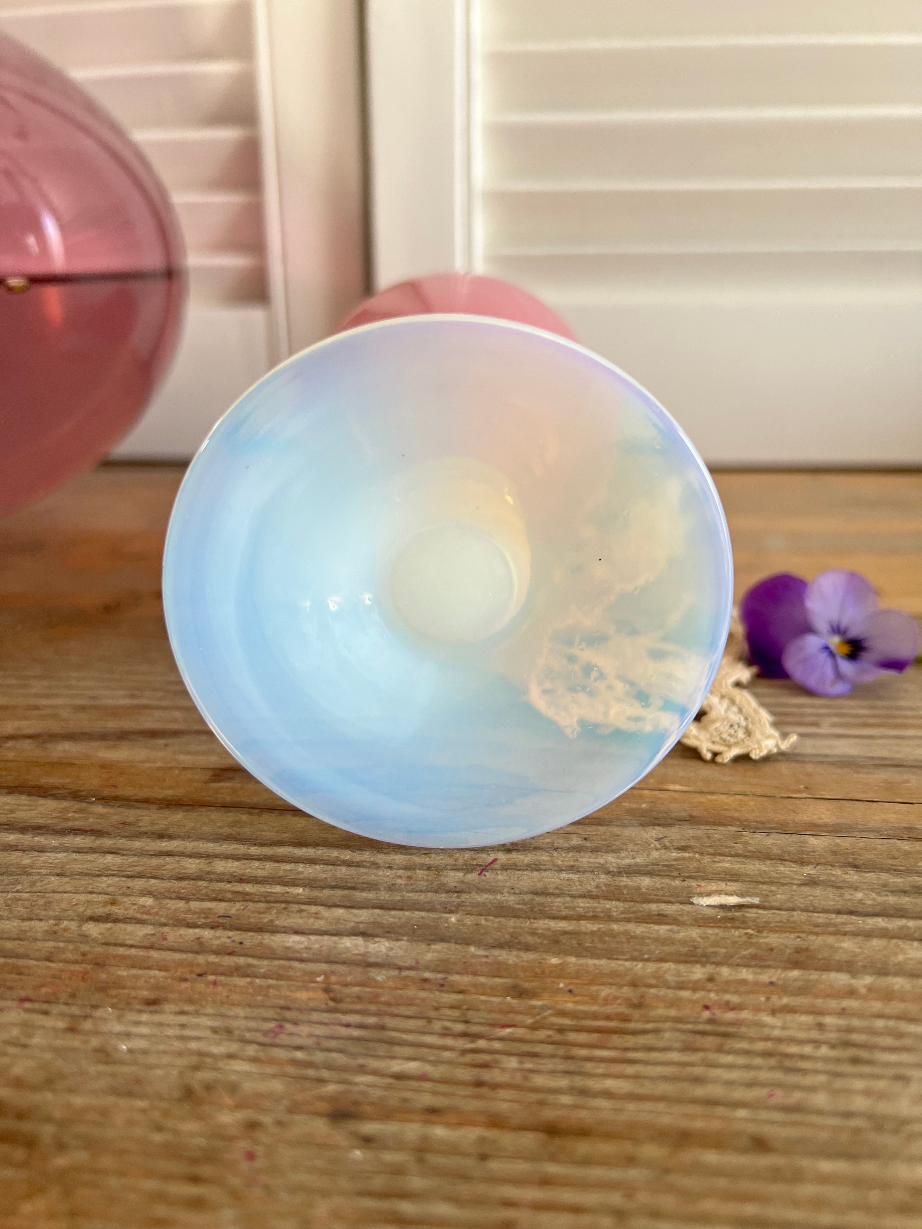 Franse vaas in de kleur roze met opaline voet