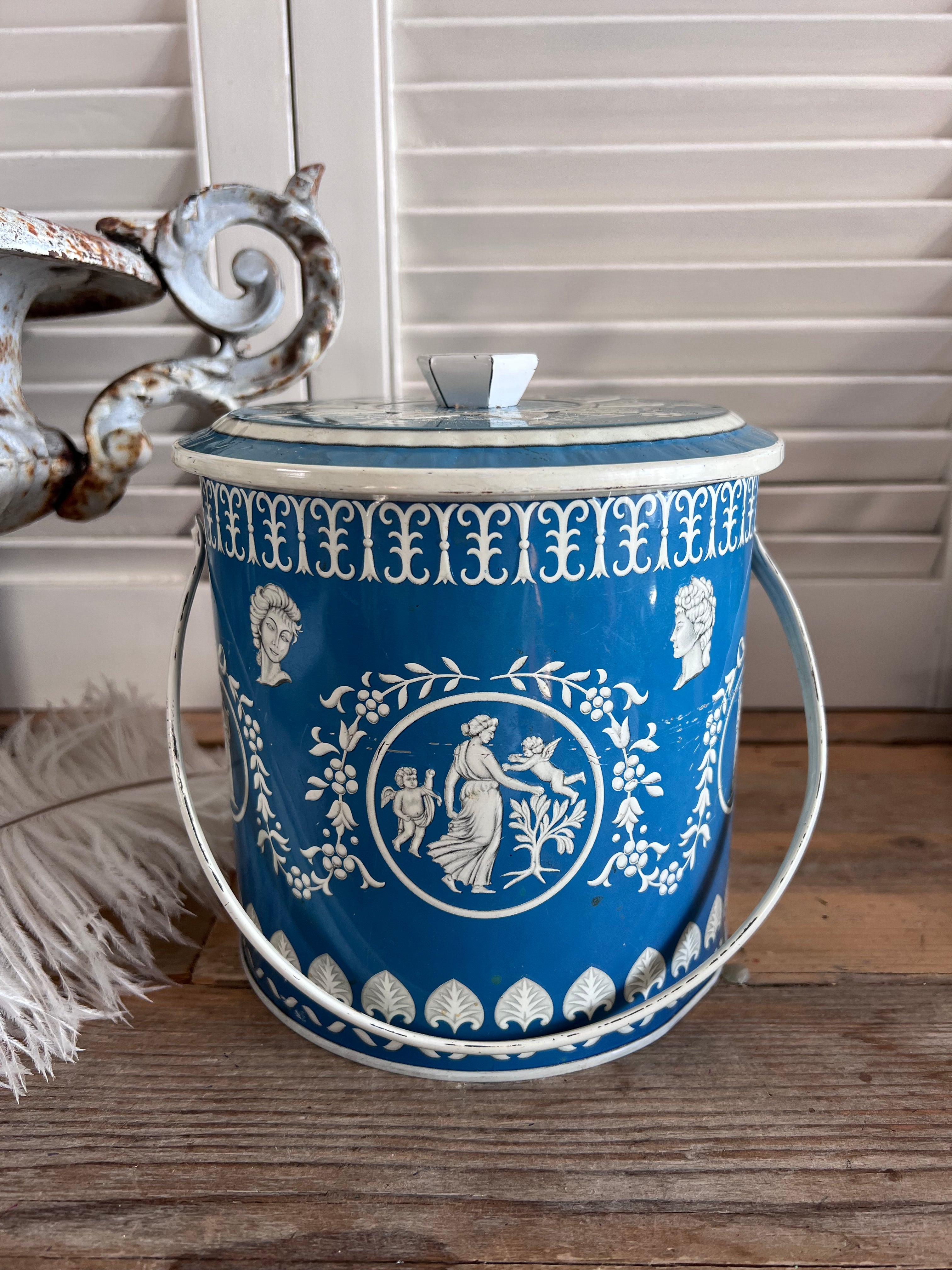 vintage Baret Ware blik, Baret Ware jaren 50, Baret Ware jaren 60, Wedgwood Jasperware stijl, vintage blik blauw wit, retro decoratie blik, vintage opberger, klassieke decoratie blik