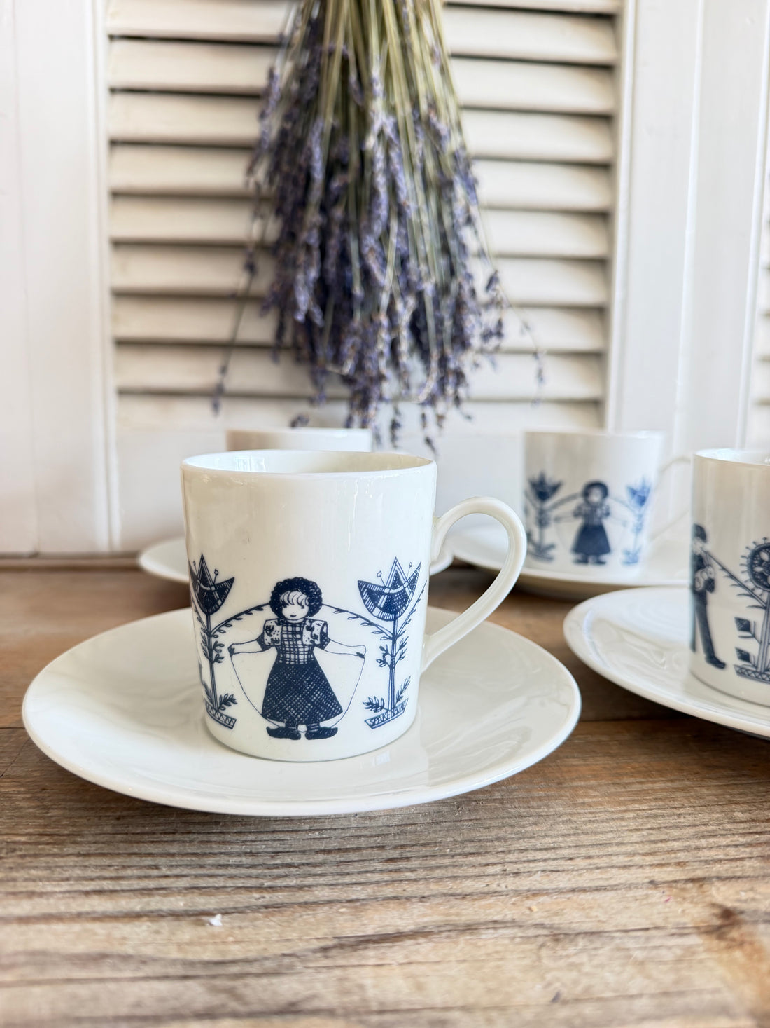 Vintage servies Nederlandse klederdrachten, Seltmann Weiden Bavaria servies Leeuwenzegel, Leeuwenzegel servies, vintage kop en schotels Nederlandse klederdrachten, blauw wit servies, Sofia&
