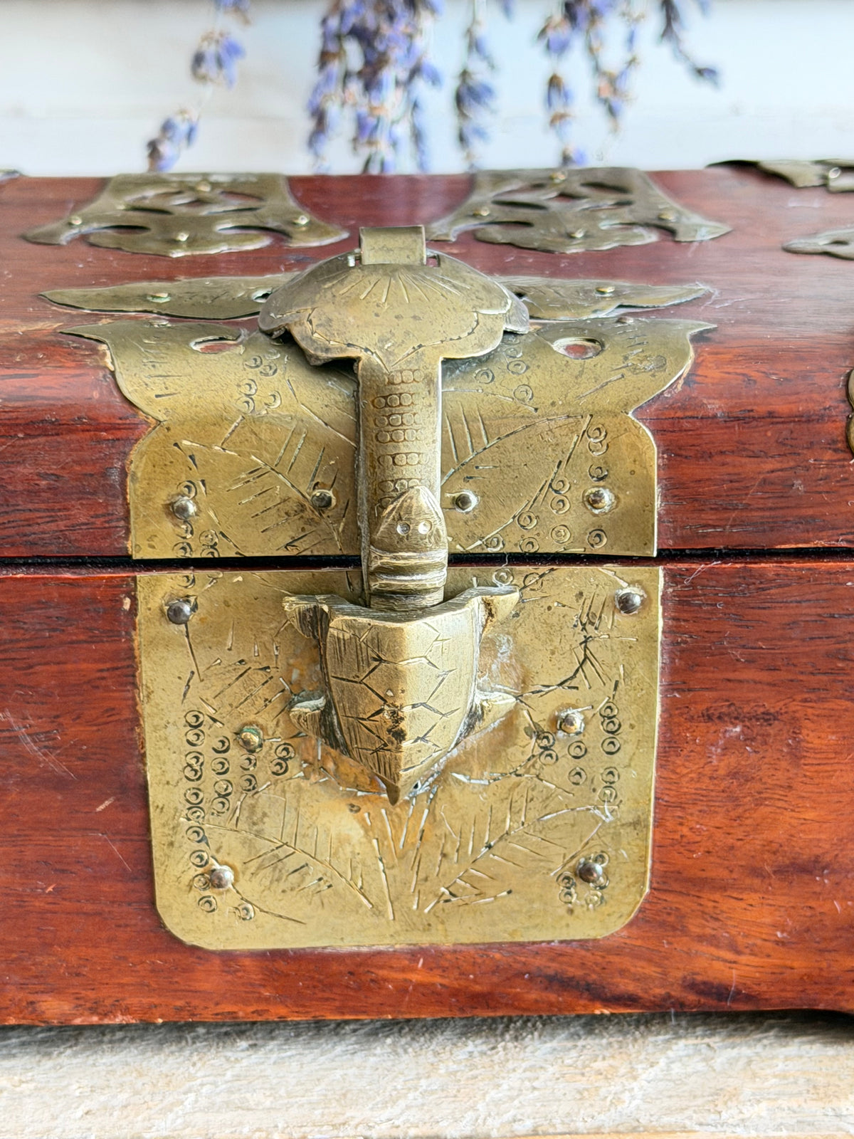 Chinese vintage sieradendoos, vintage Chinees kistje, houten sieradendoos messing, turtle lock box, Oosters houten kistje, vintage curiosa, Chinese brocante, Sofia&