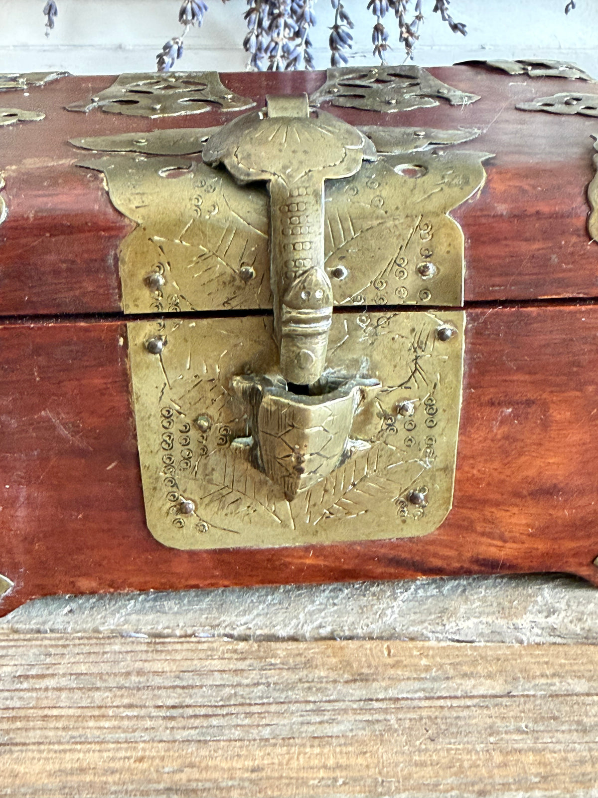 Chinese vintage sieradendoos, vintage Chinees kistje, houten sieradendoos messing, turtle lock box, Oosters houten kistje, vintage curiosa, Chinese brocante, Sofia&