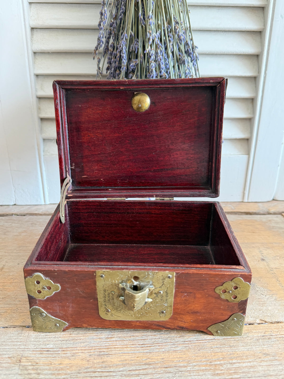 Vintage Chinese Hongmu sieradendoos met messing beslag & schildpadslot