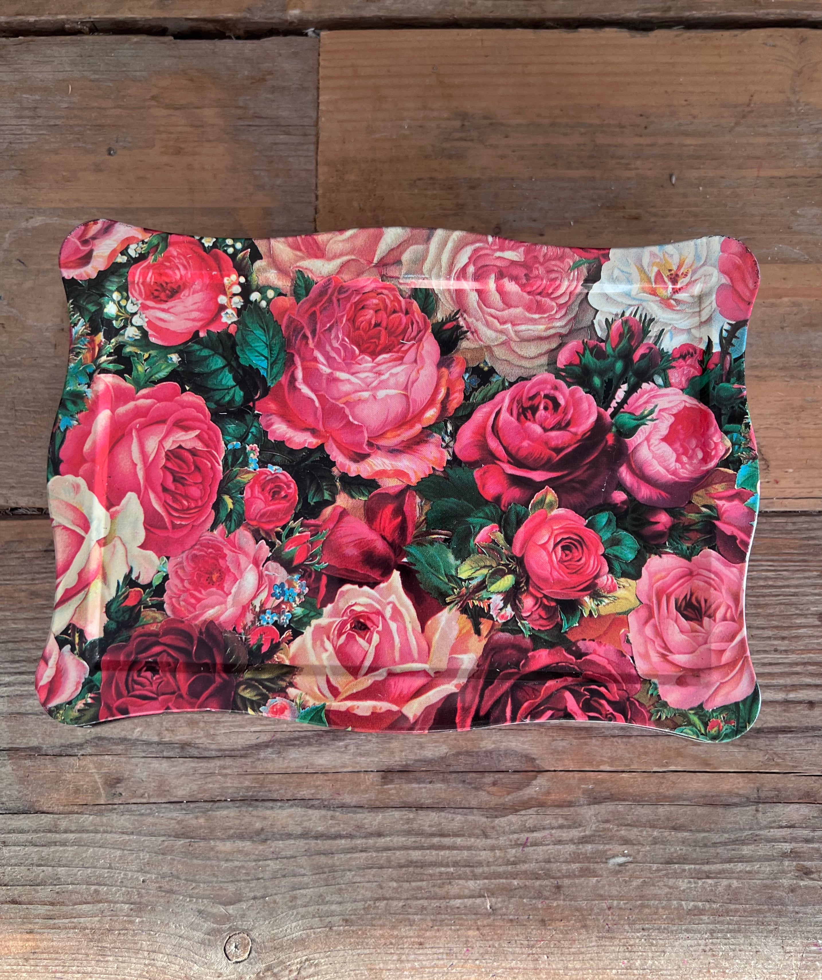 vintage koekblik bloemen, koekblik jaren 80, koekblik chintz rozen, koekblik vergeet-mij-nietjes, koekblik lelietjes-van-dalen, retro koekblik met bloemen, bloemmotief koekblik vintage, decoratief koekblik jaren 80