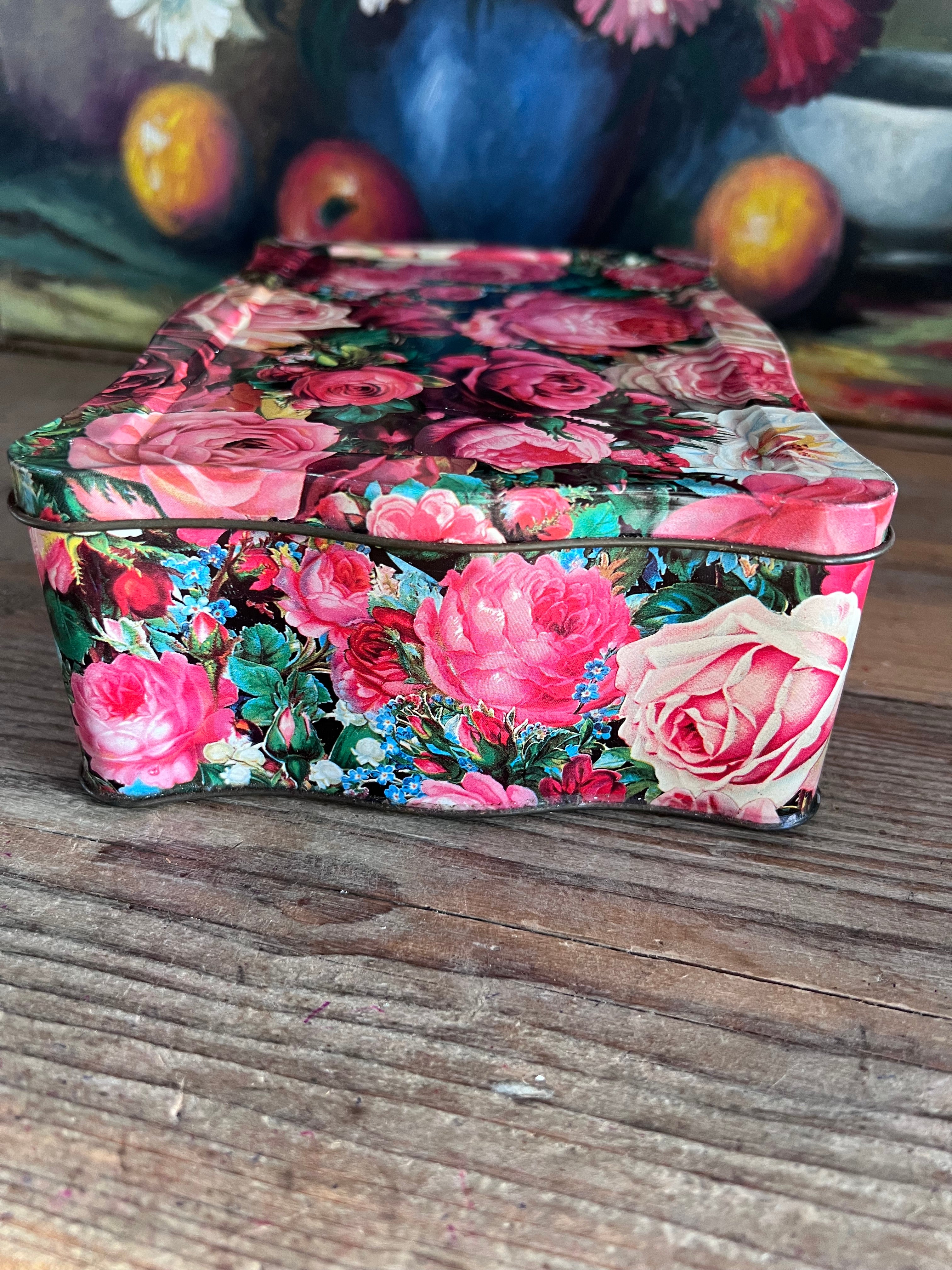 vintage koekblik bloemen, koekblik jaren 80, koekblik chintz rozen, koekblik vergeet-mij-nietjes, koekblik lelietjes-van-dalen, retro koekblik met bloemen, bloemmotief koekblik vintage, decoratief koekblik jaren 80