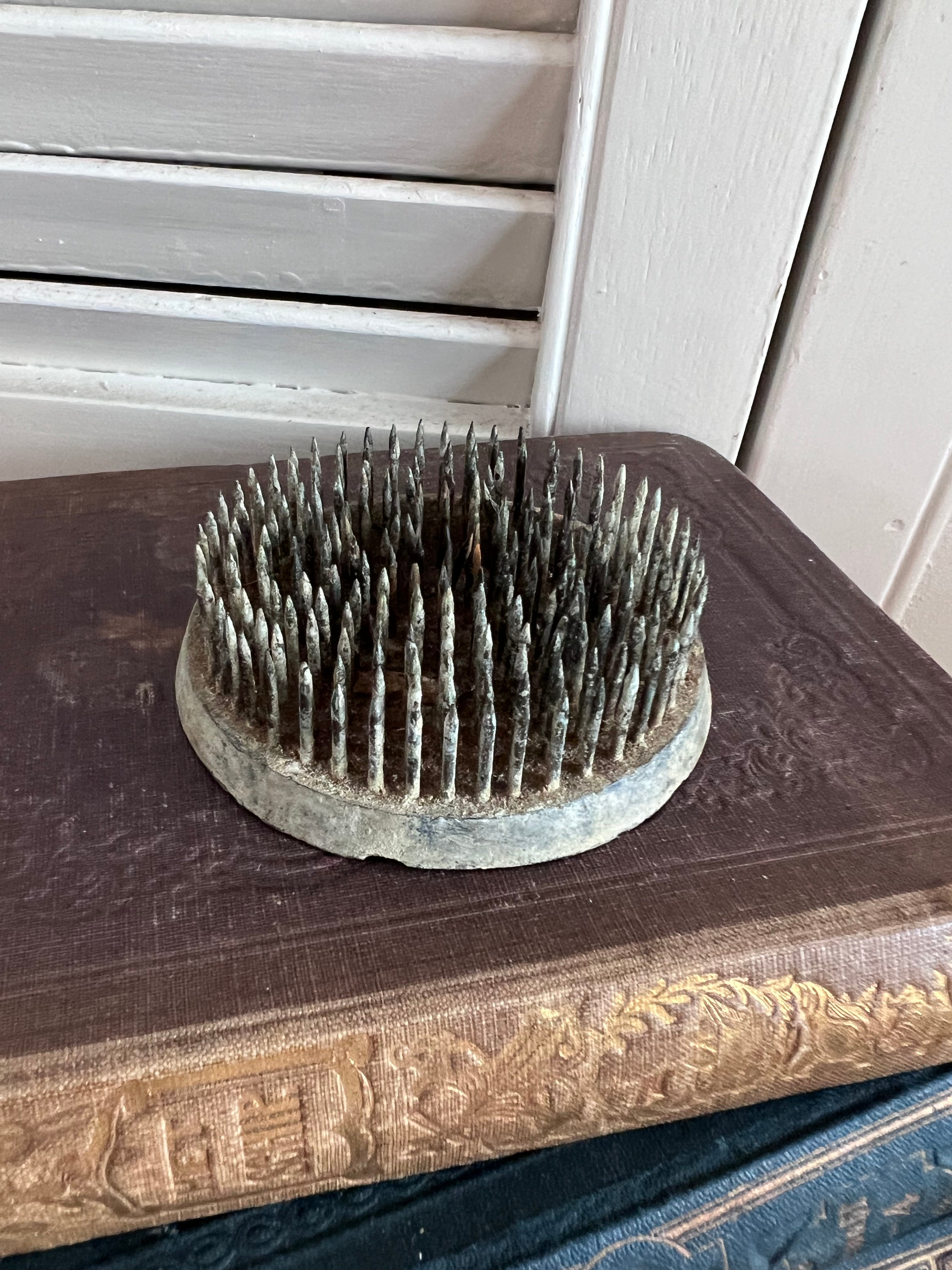 vintage kenzan, kenzan met ronde basis, ikebana kenzan, traditioneel bloemschikmiddel, Japanse kenzan, vintage ikebana accessoires, vintage bloemschikmateriaal, kenzan kopen