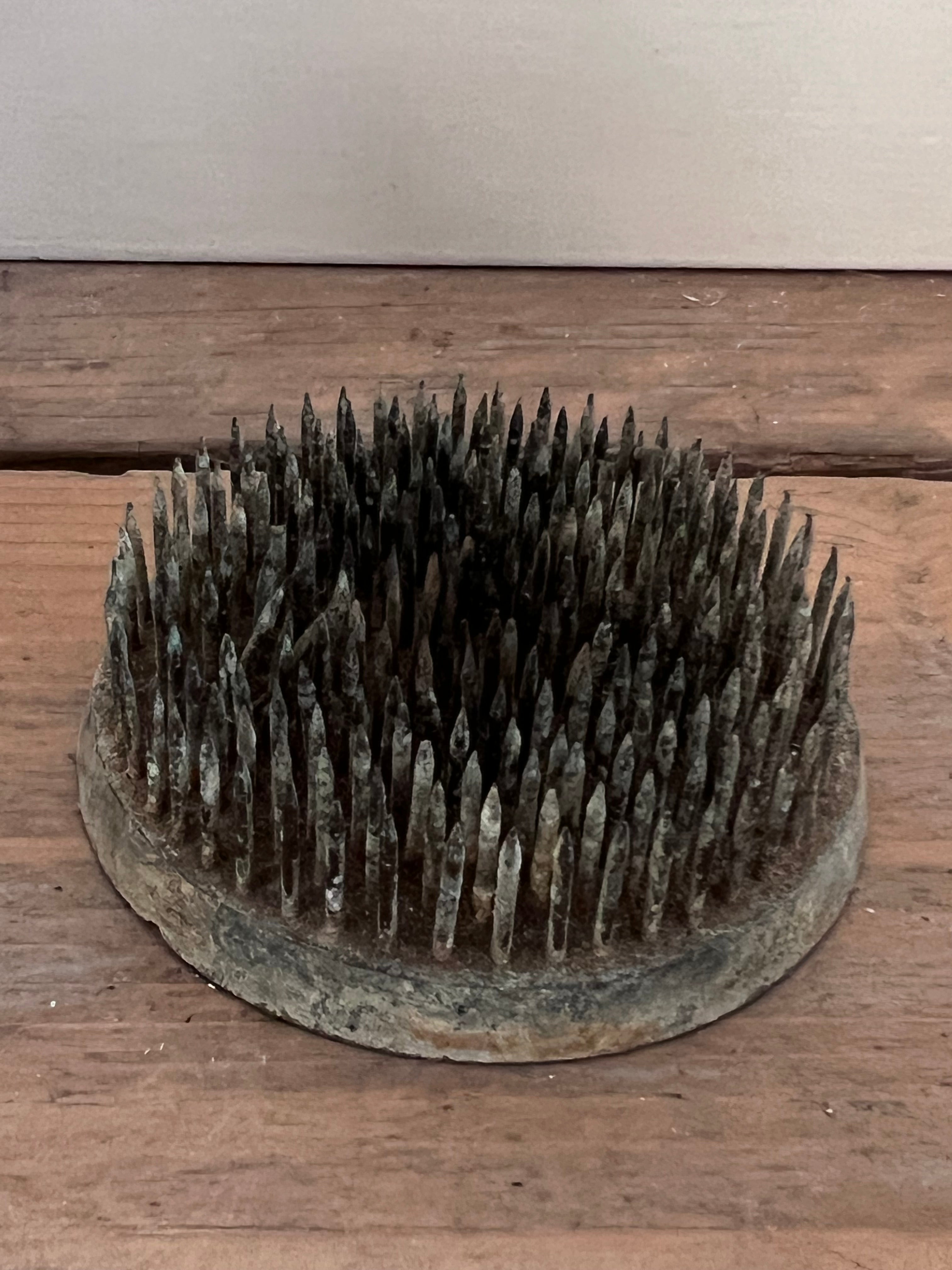 vintage kenzan, kenzan met ronde basis, ikebana kenzan, traditioneel bloemschikmiddel, Japanse kenzan, vintage ikebana accessoires, vintage bloemschikmateriaal, kenzan kopen