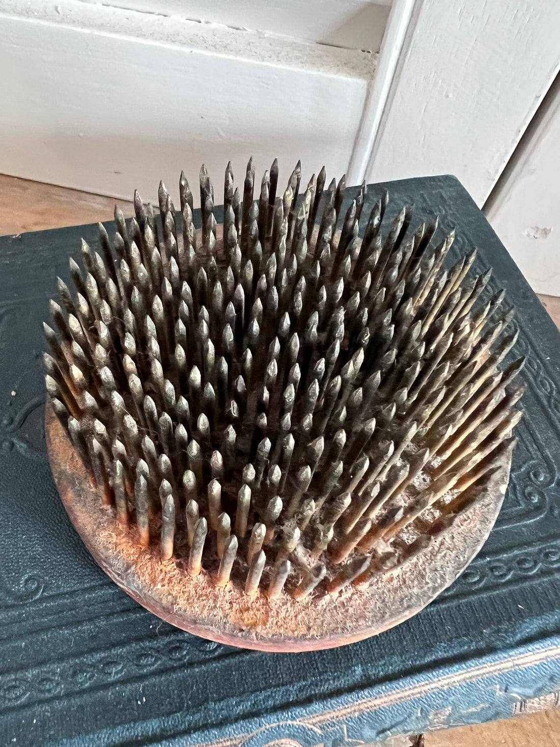 vintage kenzan, kenzan met ronde basis, ikebana kenzan, traditioneel bloemschikmiddel, Japanse kenzan, vintage ikebana accessoires, vintage bloemschikmateriaal, kenzan kopen