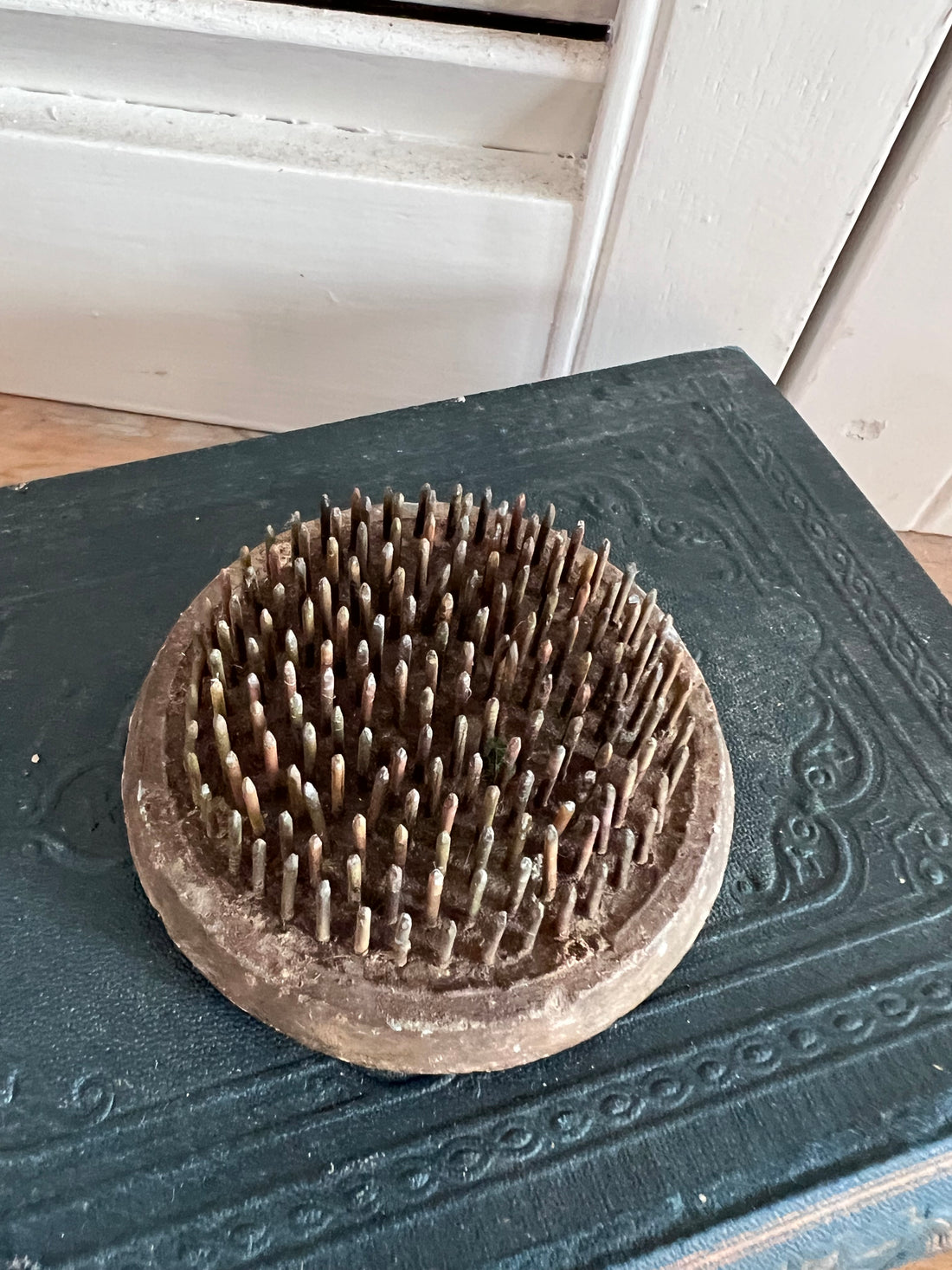 vintage kenzan, kenzan met ronde basis, ikebana kenzan, traditioneel bloemschikmiddel, Japanse kenzan, vintage ikebana accessoires, vintage bloemschikmateriaal, kenzan kopen