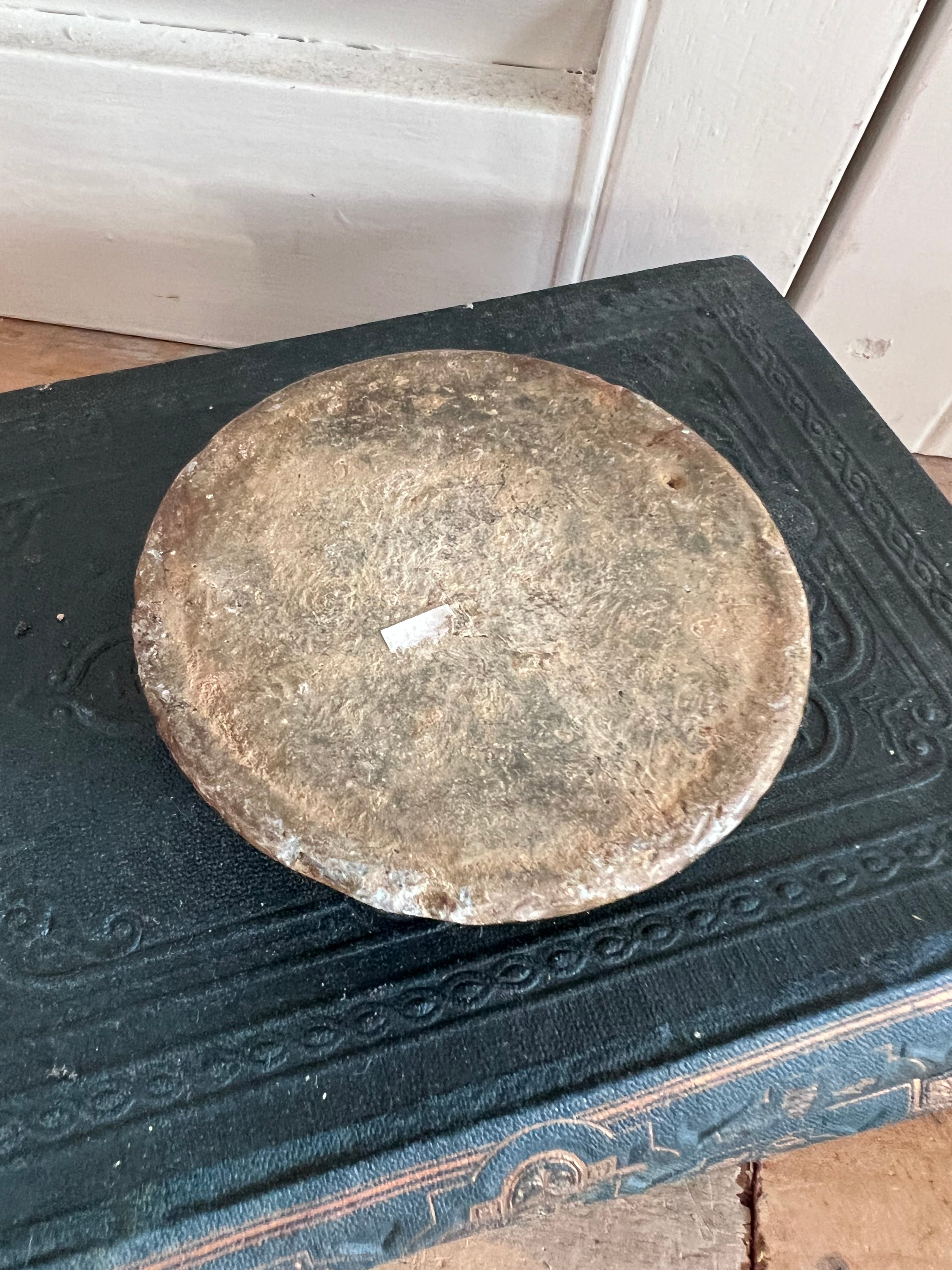 vintage kenzan, kenzan met ronde basis, ikebana kenzan, traditioneel bloemschikmiddel, Japanse kenzan, vintage ikebana accessoires, vintage bloemschikmateriaal, kenzan kopen