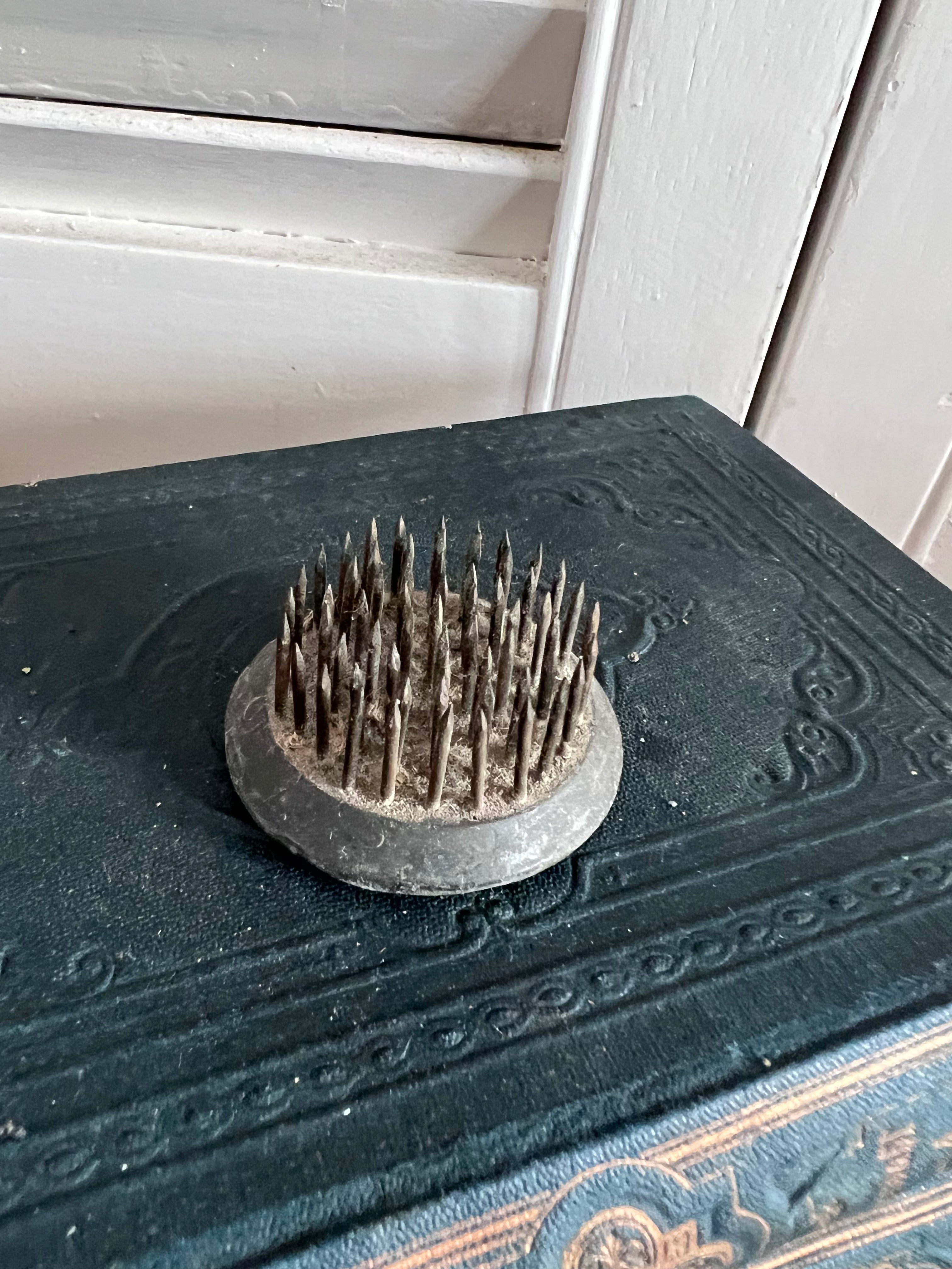 vintage kenzan, kenzan met ronde basis, ikebana kenzan, traditioneel bloemschikmiddel, Japanse kenzan, vintage ikebana accessoires, vintage bloemschikmateriaal, kenzan kopen