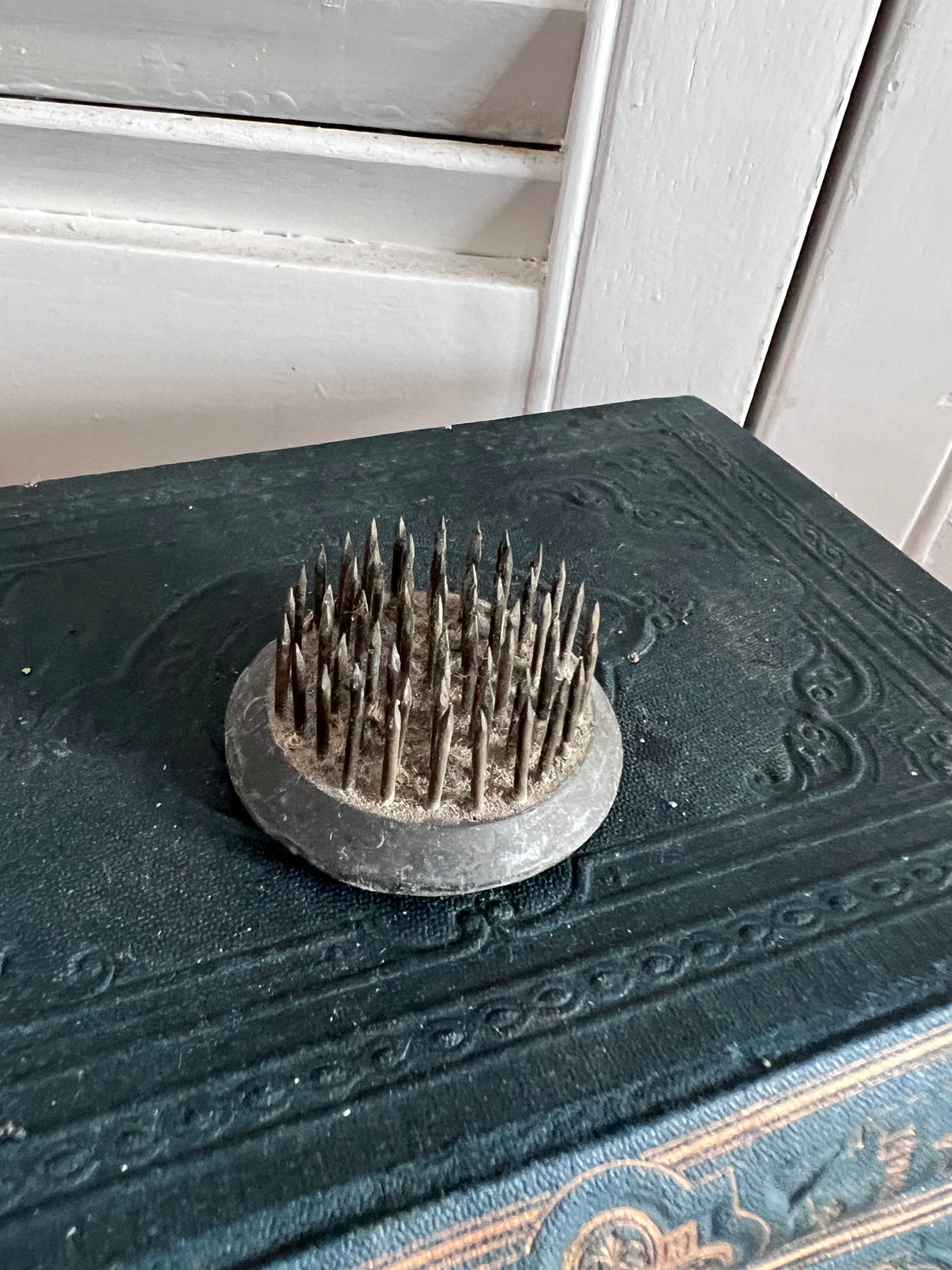 vintage kenzan, kenzan met ronde basis, ikebana kenzan, traditioneel bloemschikmiddel, Japanse kenzan, vintage ikebana accessoires, vintage bloemschikmateriaal, kenzan kopen