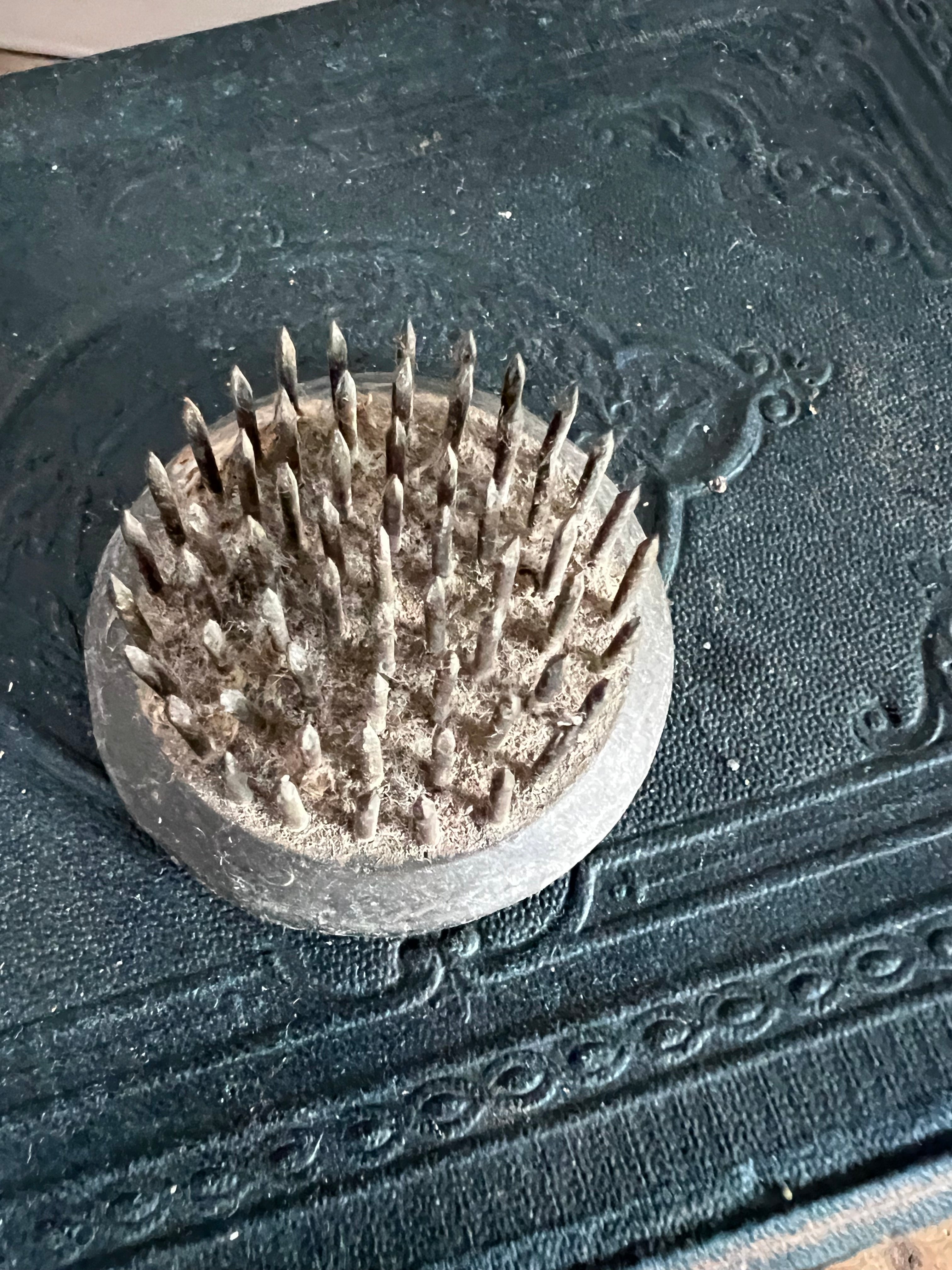 vintage kenzan, kenzan met ronde basis, ikebana kenzan, traditioneel bloemschikmiddel, Japanse kenzan, vintage ikebana accessoires, vintage bloemschikmateriaal, kenzan kopen