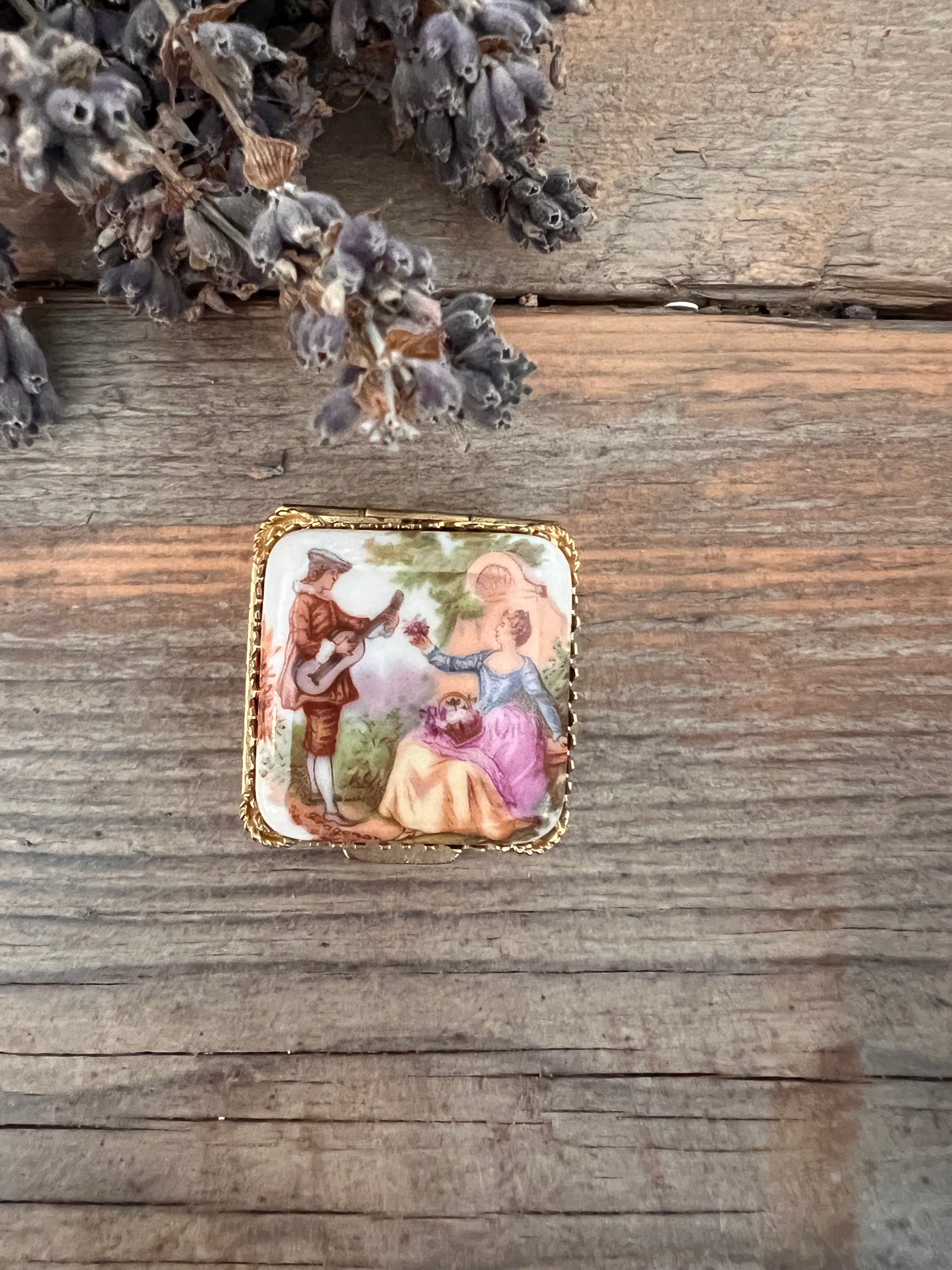 Pillendoosje met Fragonard afbeelding