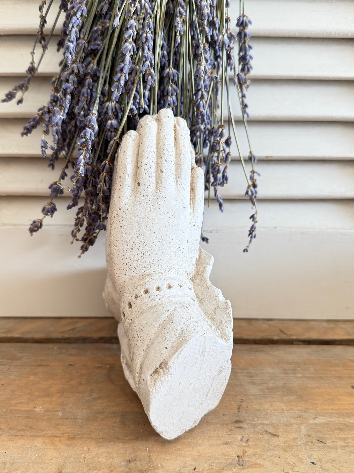Vintage religieus beeldfragment- biddende handen uit beeldenatelier
