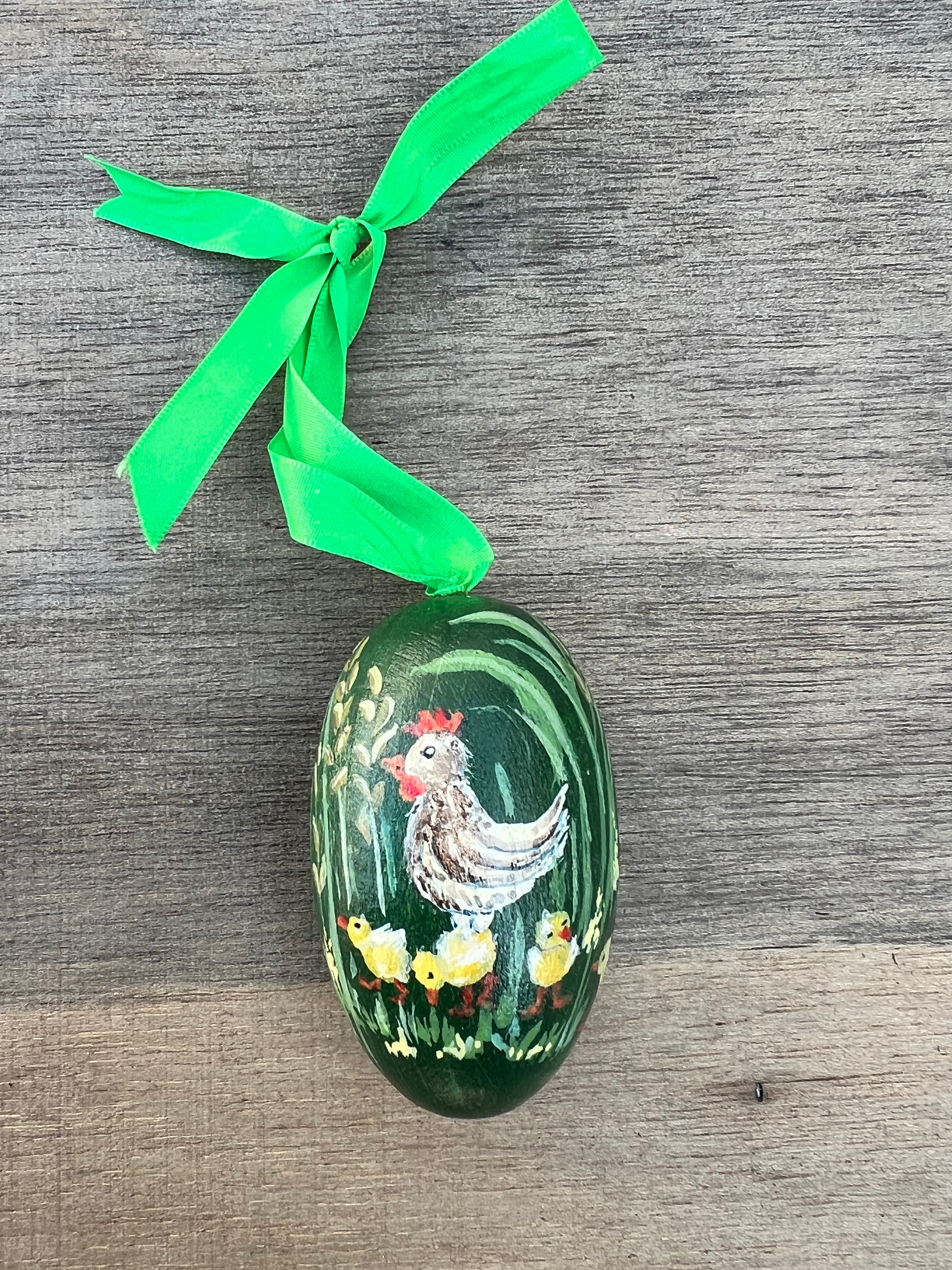 Handbeschilderd paasei van hout groen