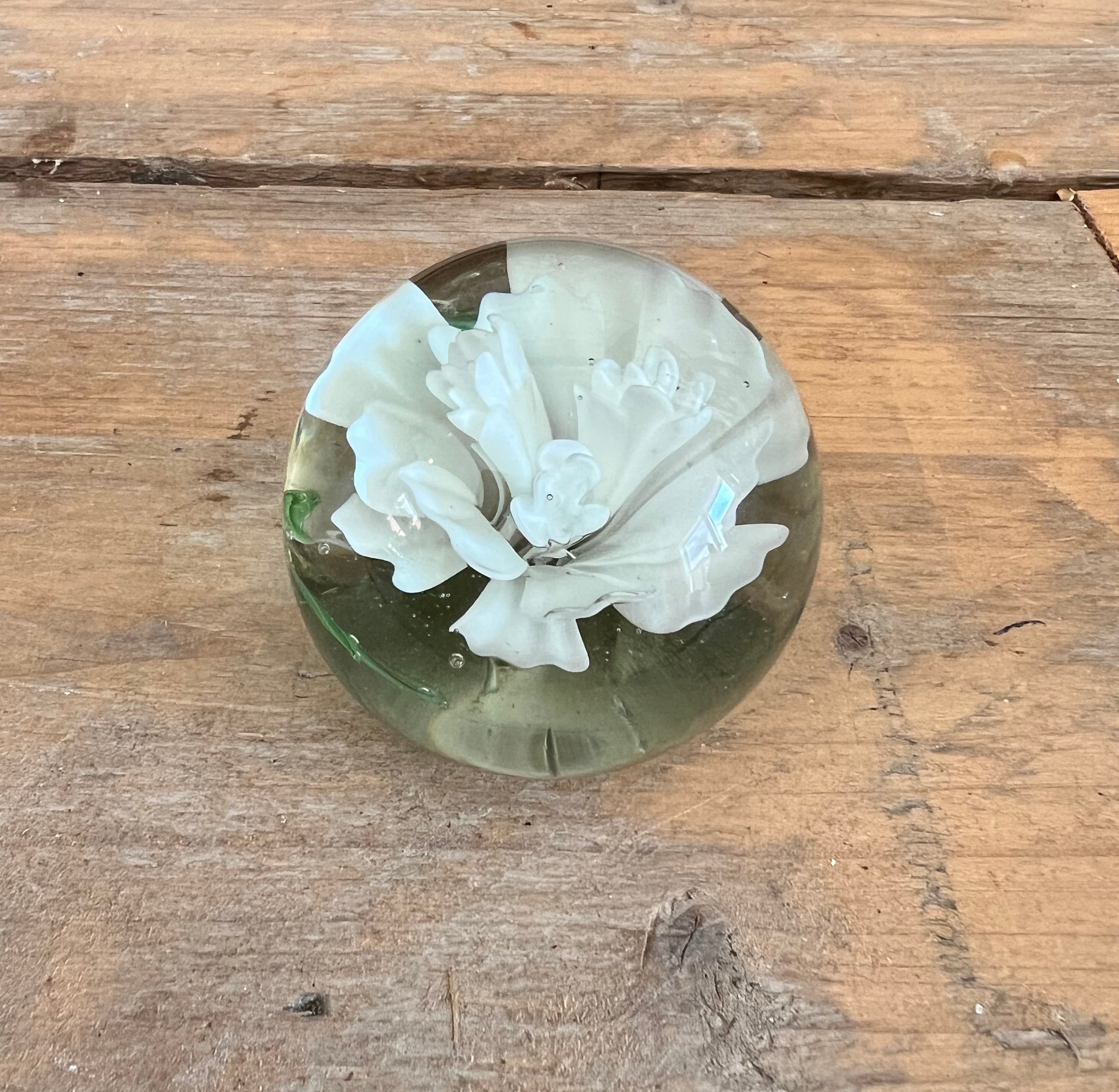 Presse papier met witte bloem