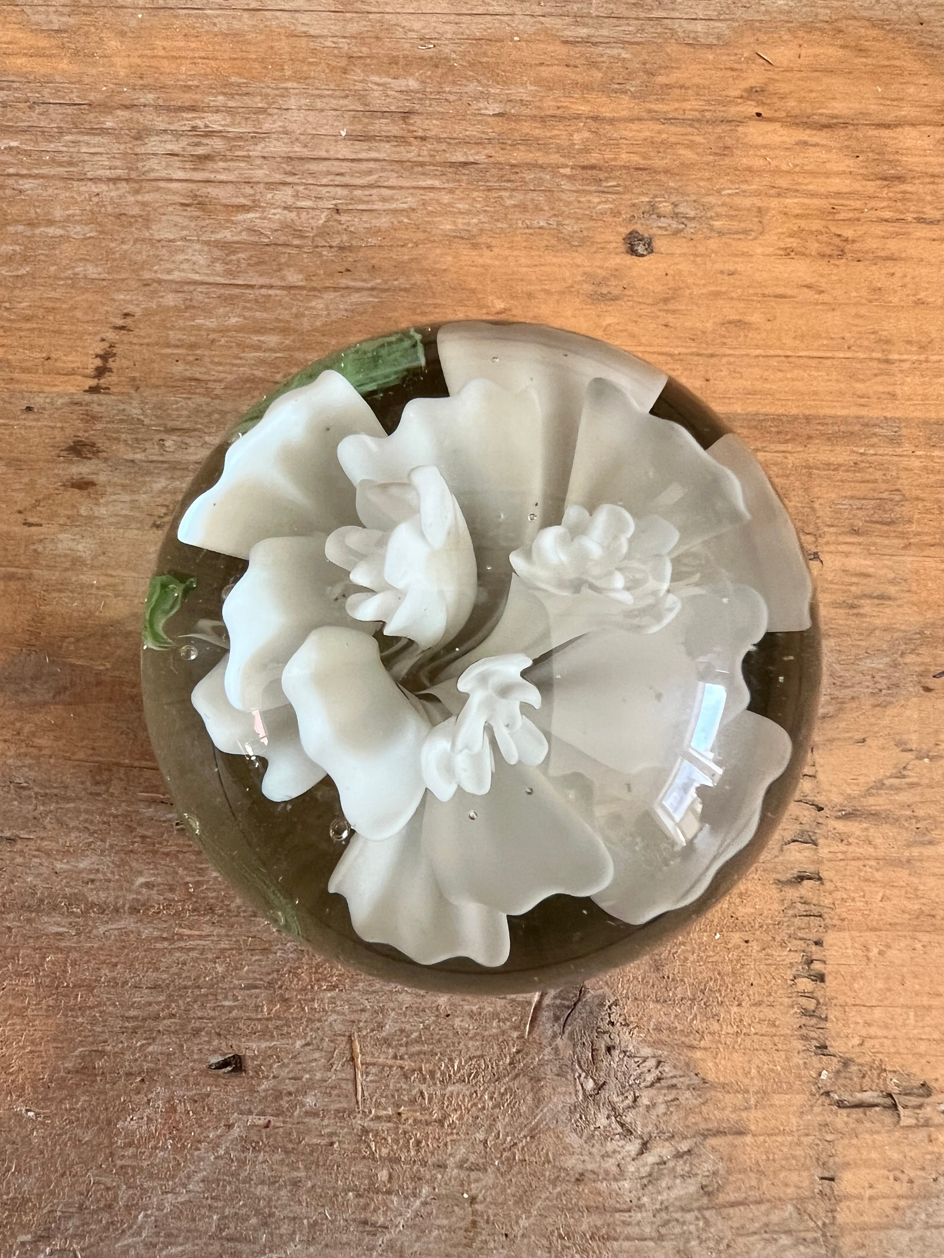 Presse papier met witte bloem vintage