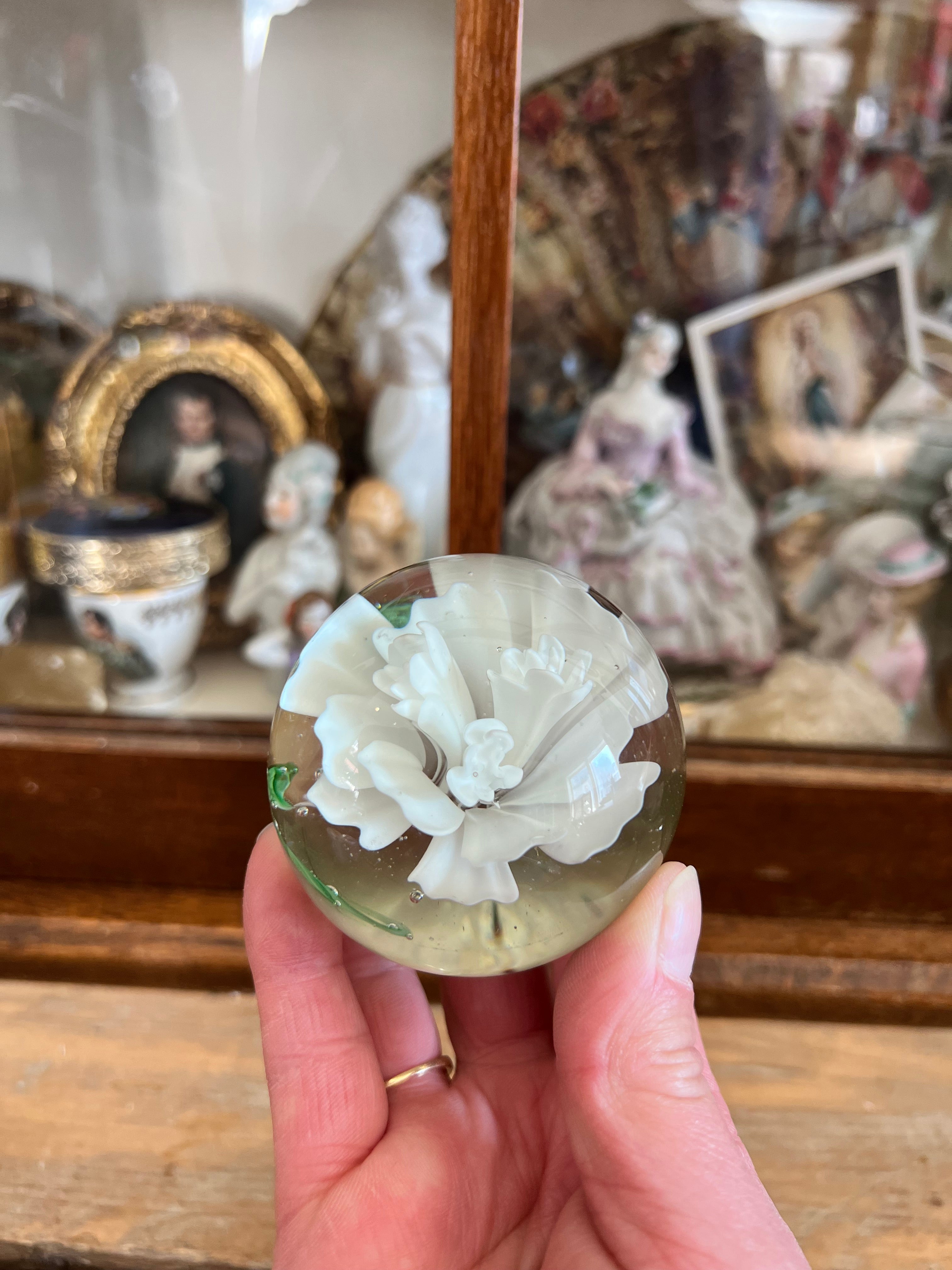 Vintage presse papier met witte bloem