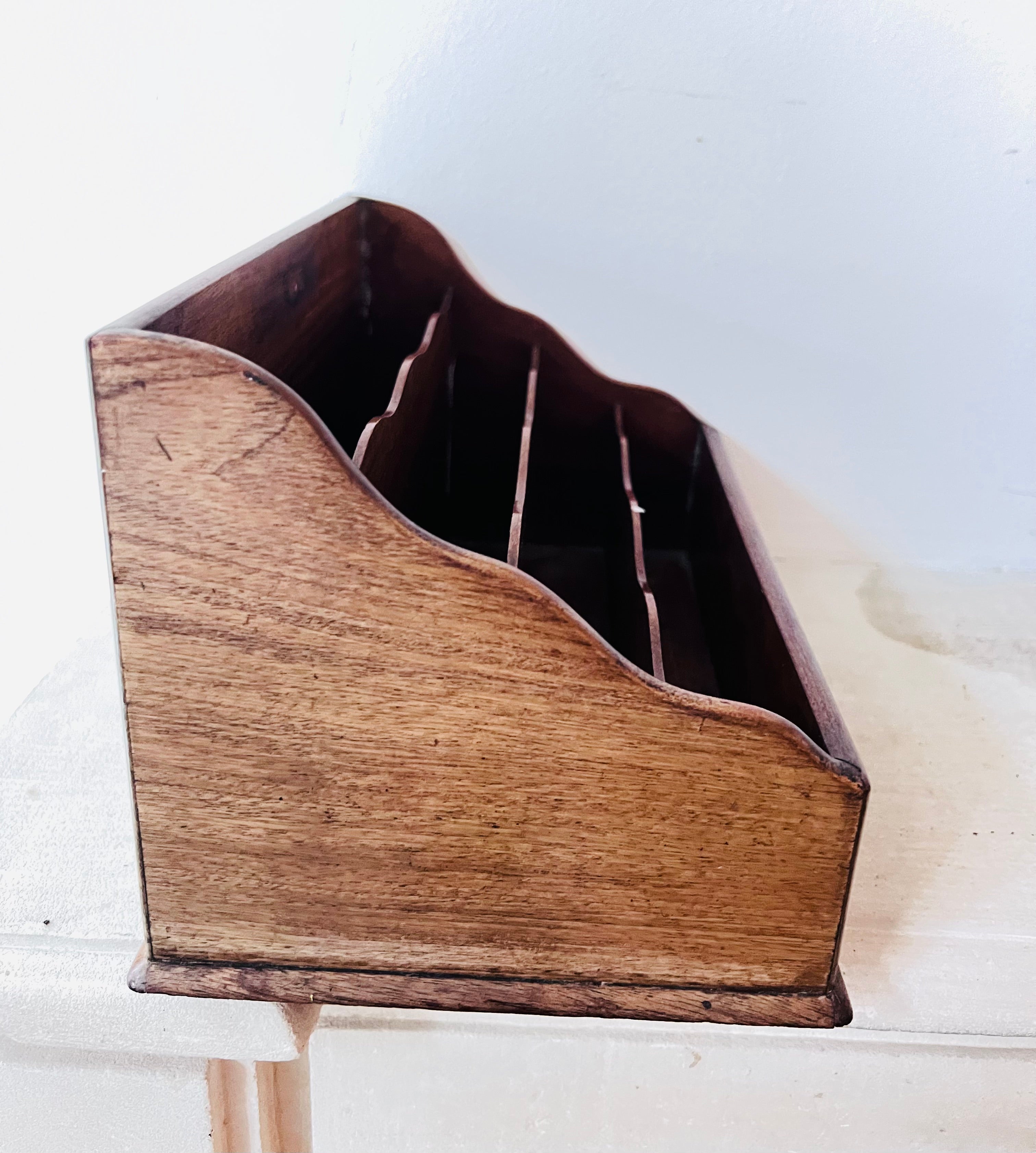 Antieke brievenhouder van hout, houten brievenhouder, bureauorganizer