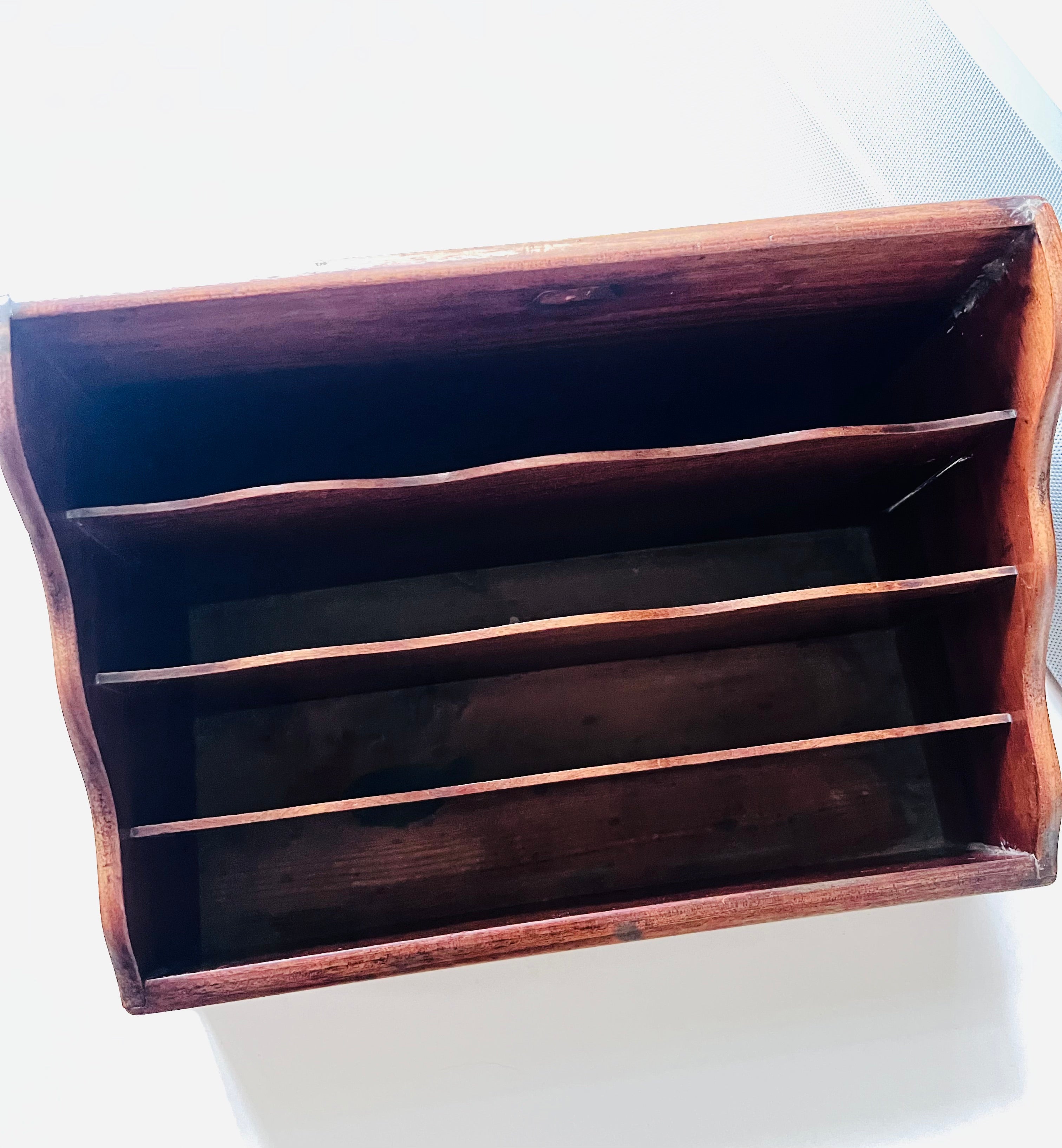 Antieke brievenhouder van hout, houten brievenhouder, bureauorganizer