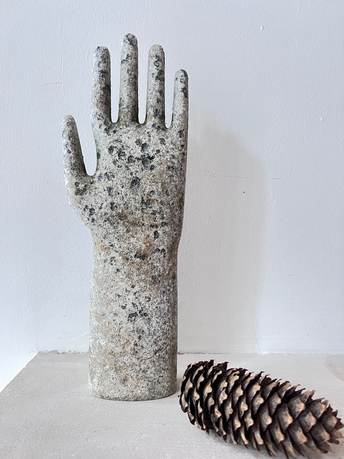 handschoen mal metaal, vintage handschoen mal, jaren 50 handschoen mal, retro mode accessoire, metalen handschoenmodel, vintage decoratie, handwerks vintage mal