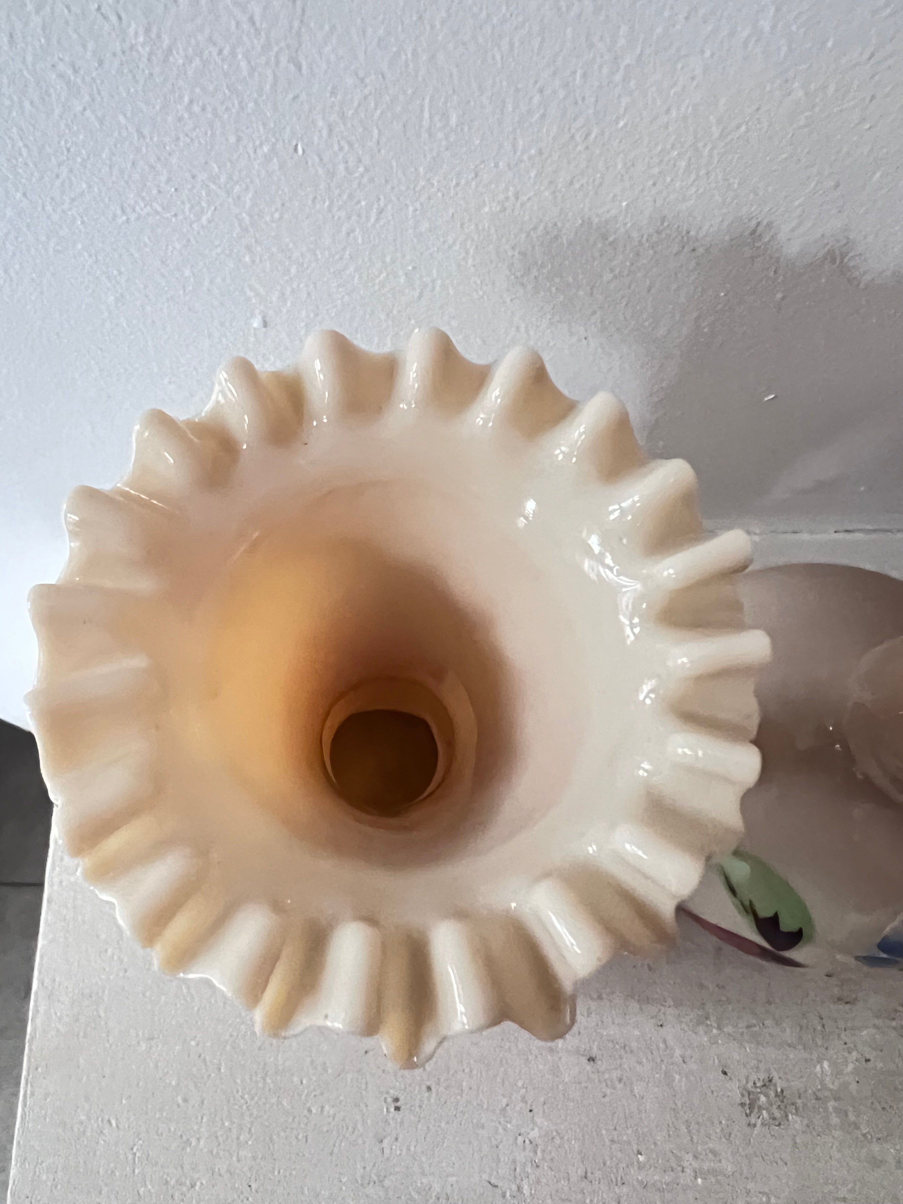 antiek opaline glas vaasje, beige opaline vaas, handbeschilderd glas, vintage glasvaasje, bloemendecoratie vaas, schelpzand decor, antiek glaswerk, decoratief vaasje, ambachtelijk glas.