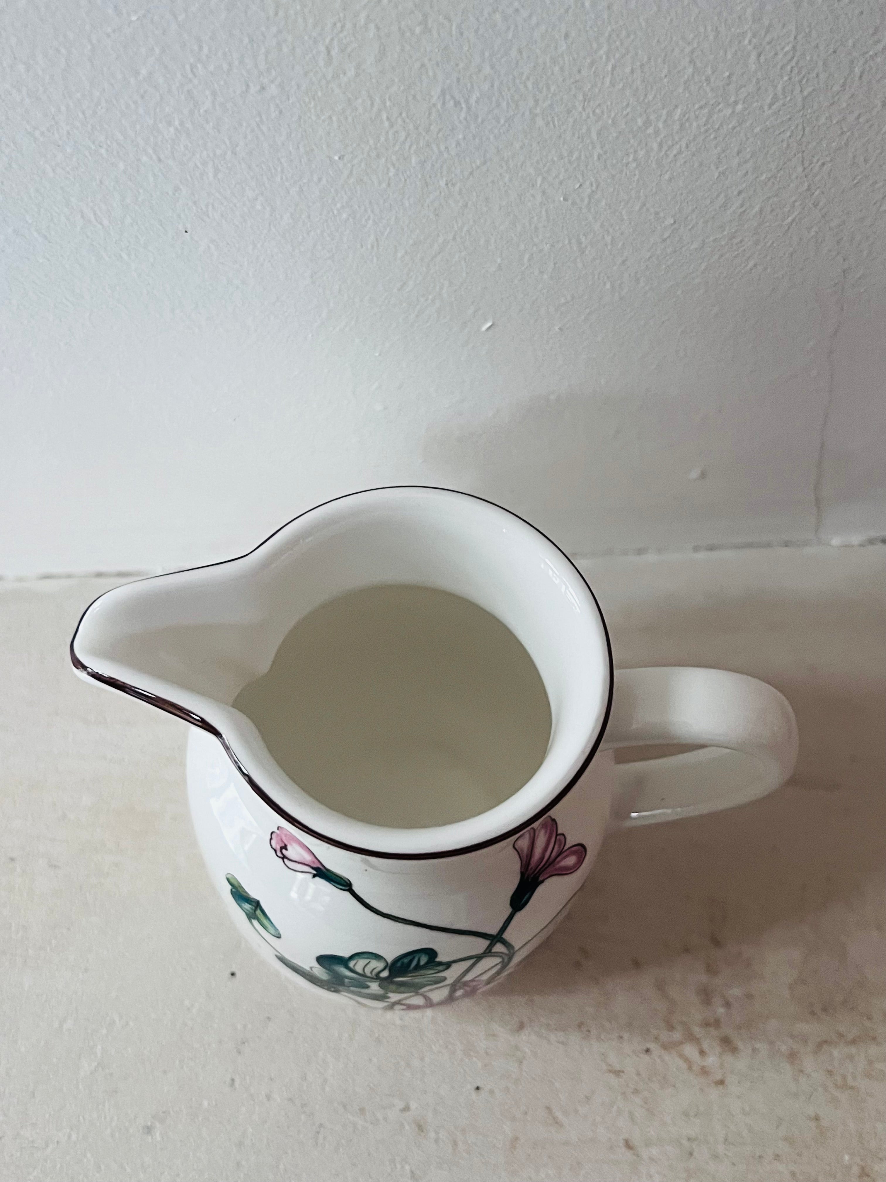 Villeroy & Boch melkkannetje, Botanica melkkannetje, Oxalis Acetosella melkkannetje, keramisch melkkannetje, Villeroy & Boch servies, botanisch servies, melkkannetje keramiek, cadeau melkkannetje.